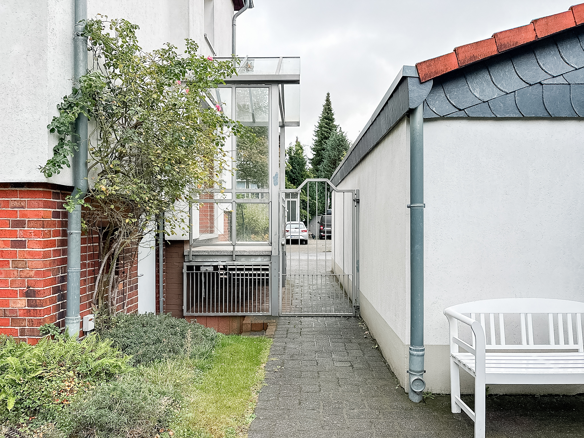 Gepflegte Doppelhaushälfte mit Gartenidylle und flexibler Wohnaufteilung in Herrenhausen - Ansicht