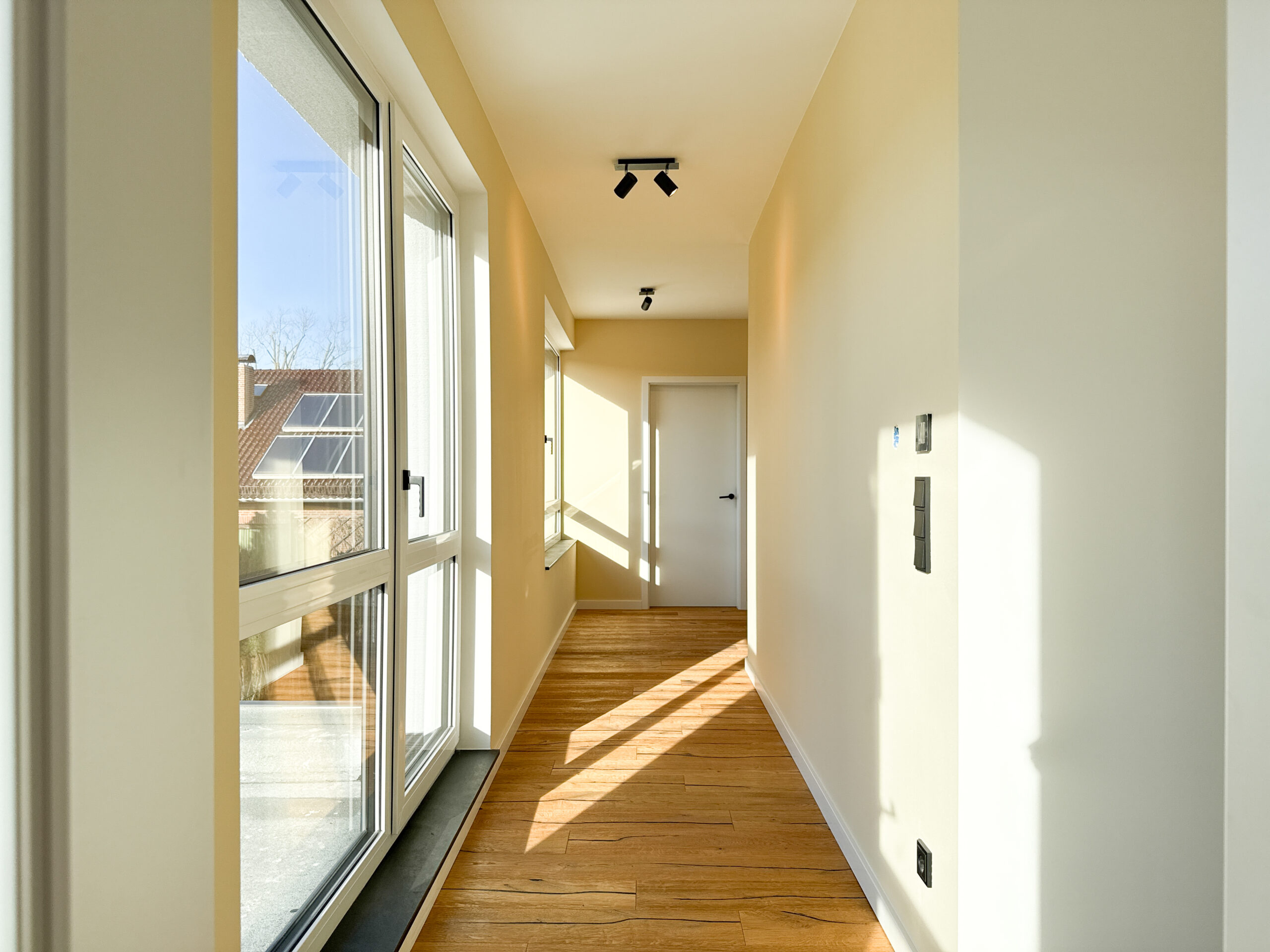 Hochwertige Stadtvilla mit Dachterrasse, Fitnessbereich & Büro - Ansicht