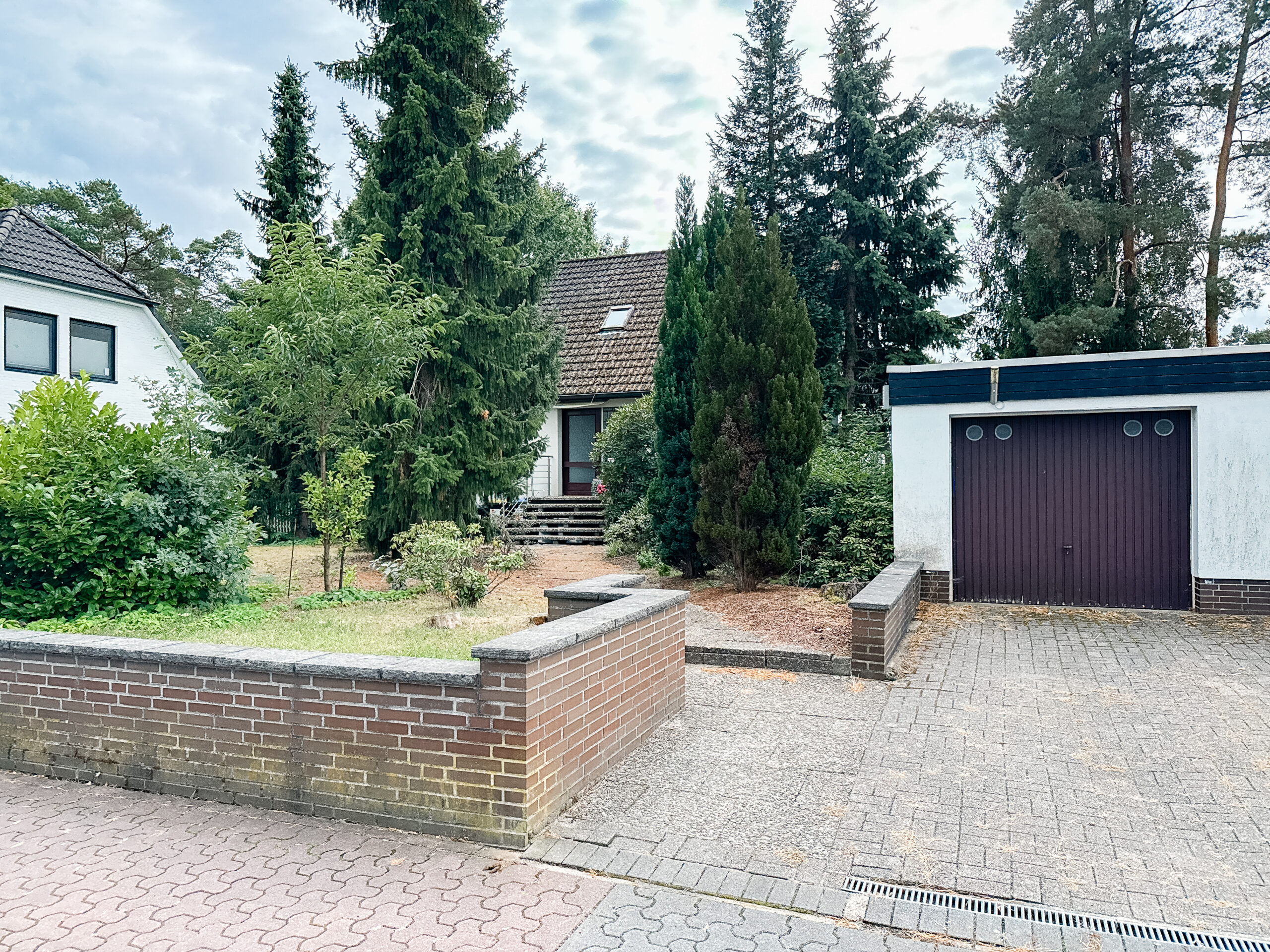 Vielseitiger Bungalow mit großem Grundstück und Vermietungspotenzial in Hambühren - Ansicht