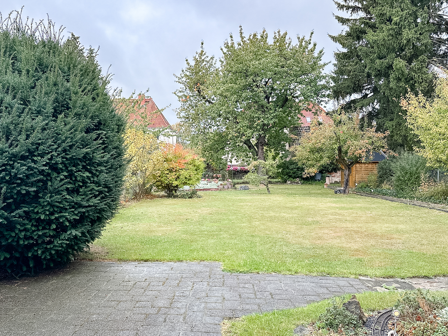 Gepflegte Doppelhaushälfte mit Gartenidylle und flexibler Wohnaufteilung in Herrenhausen - Ansicht