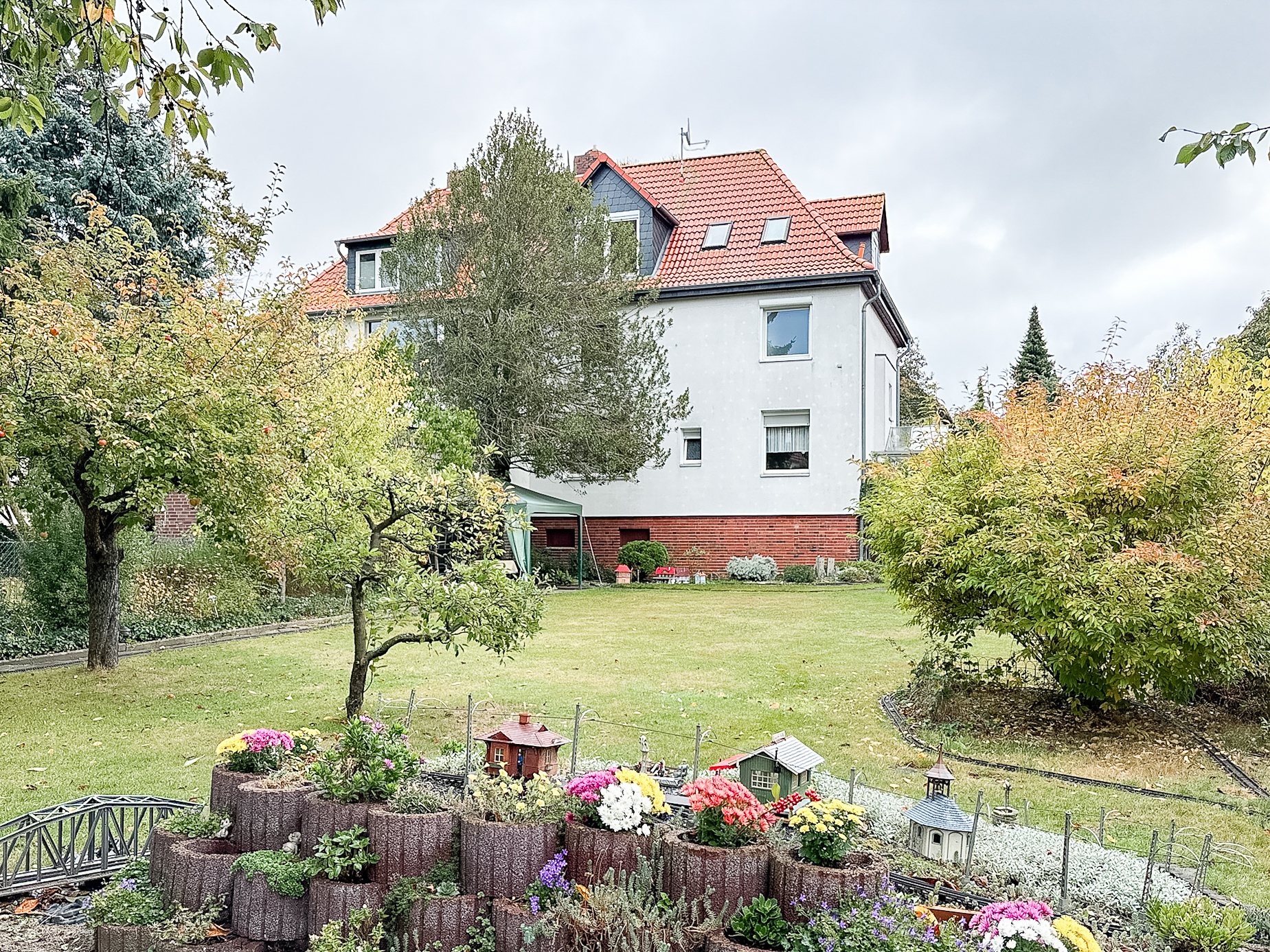 Gepflegte Doppelhaushälfte mit Gartenidylle und flexibler Wohnaufteilung in Herrenhausen - Ansicht
