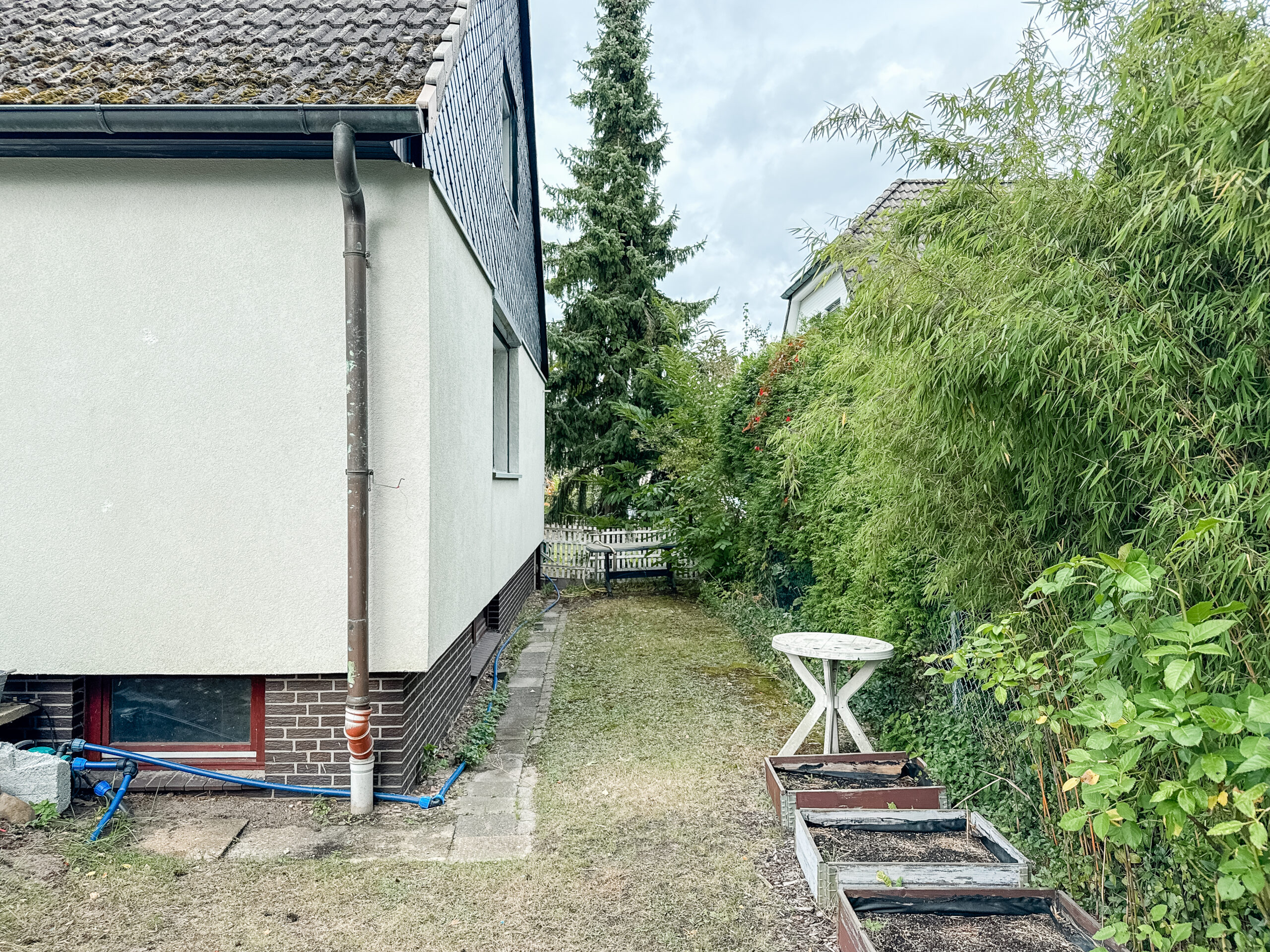 Vielseitiger Bungalow mit großem Grundstück und Vermietungspotenzial in Hambühren - Ansicht