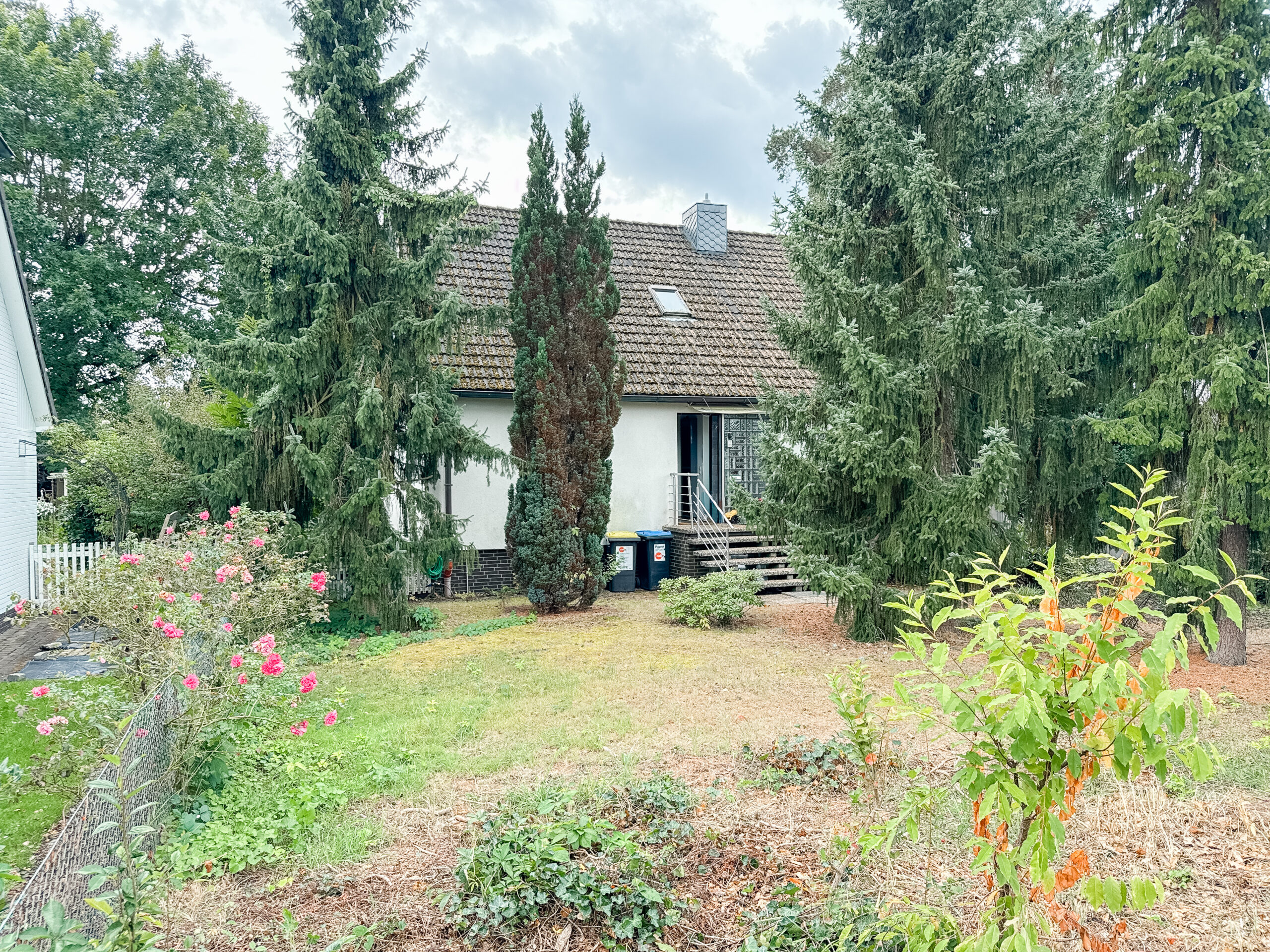 Vielseitiger Bungalow mit großem Grundstück und Vermietungspotenzial in Hambühren - Ansicht