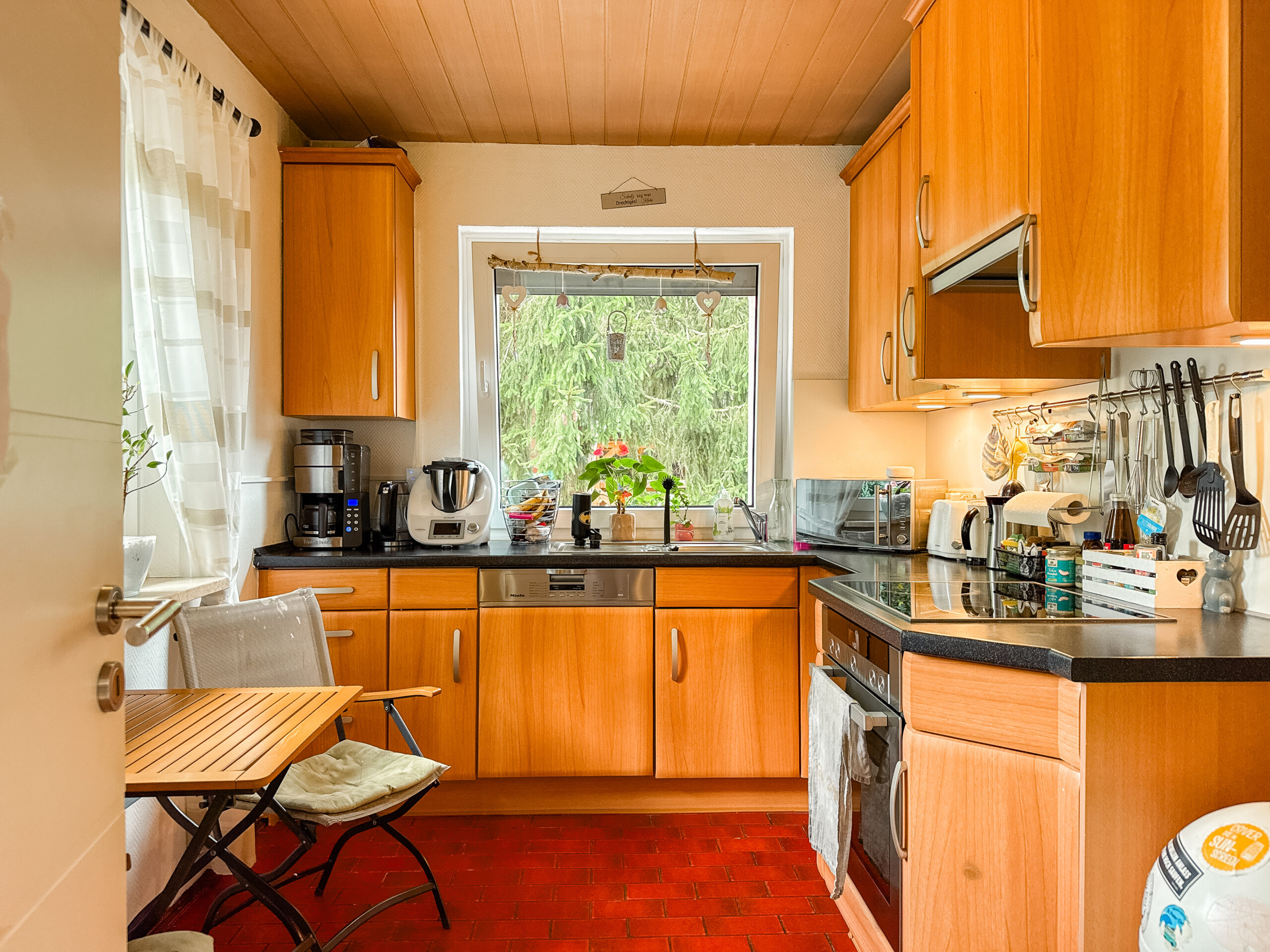 Vielseitiger Bungalow mit großem Grundstück und Vermietungspotenzial in Hambühren - Ansicht