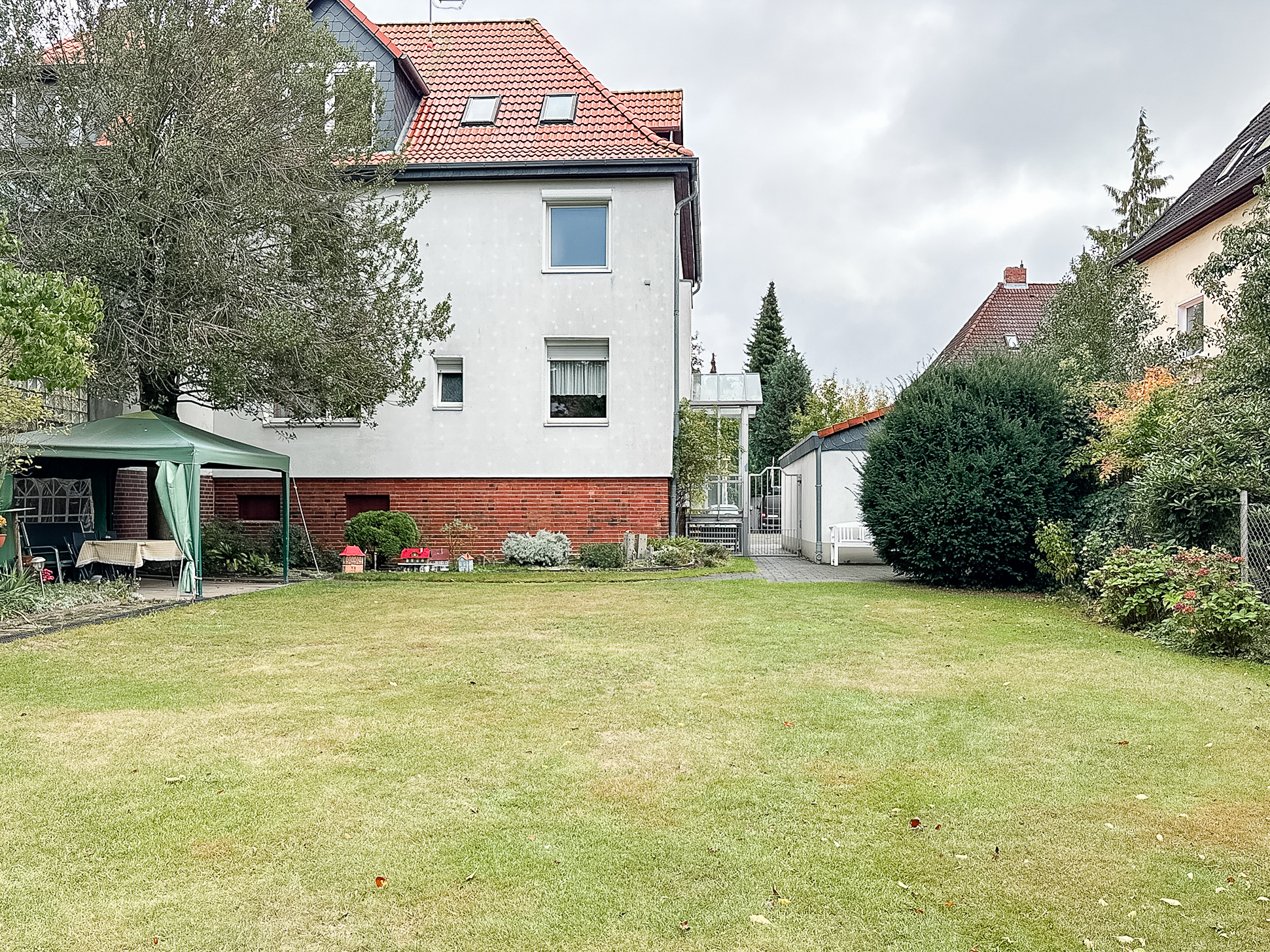 Gepflegte Doppelhaushälfte mit Gartenidylle und flexibler Wohnaufteilung in Herrenhausen - Ansicht