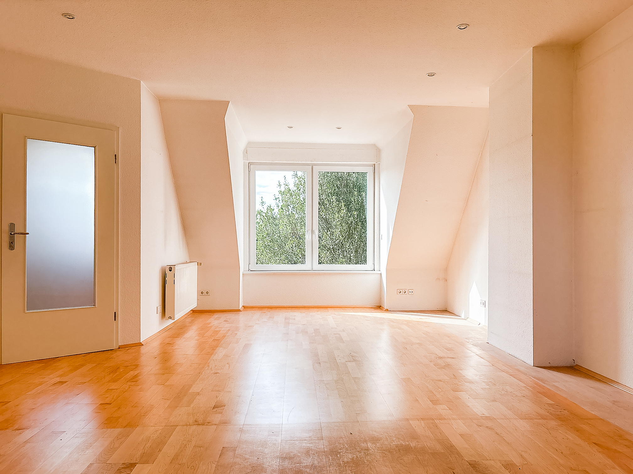 Gepflegte Doppelhaushälfte mit Gartenidylle und flexibler Wohnaufteilung in Herrenhausen - Ansicht