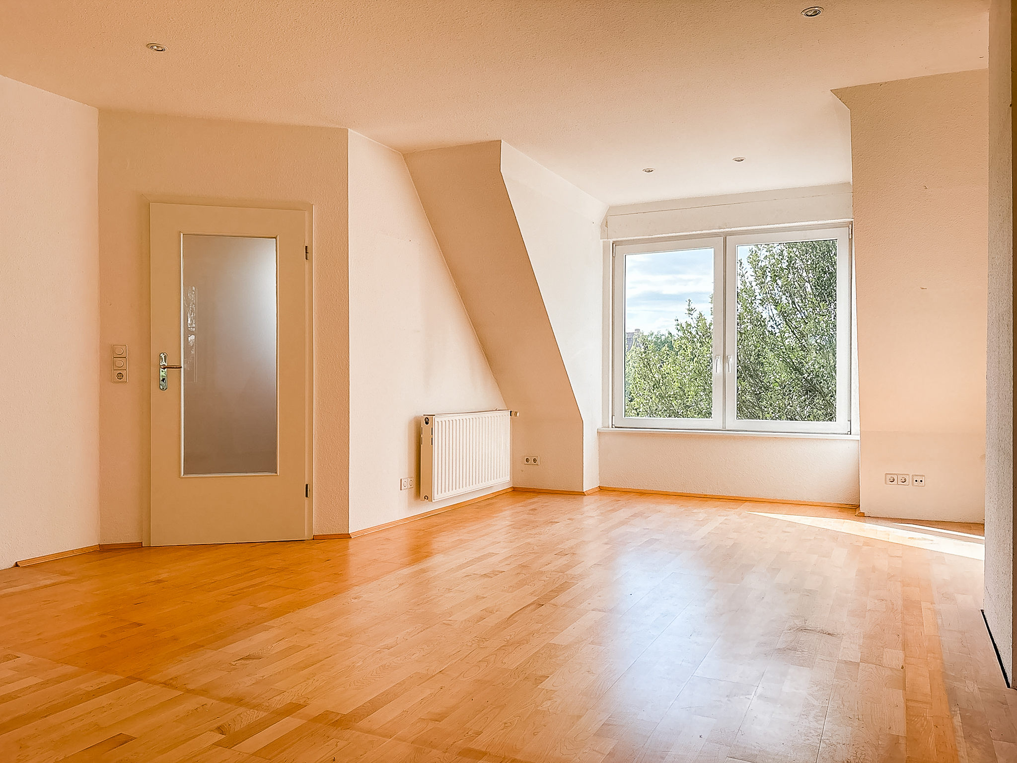 Gepflegte Doppelhaushälfte mit Gartenidylle und flexibler Wohnaufteilung in Herrenhausen - Ansicht