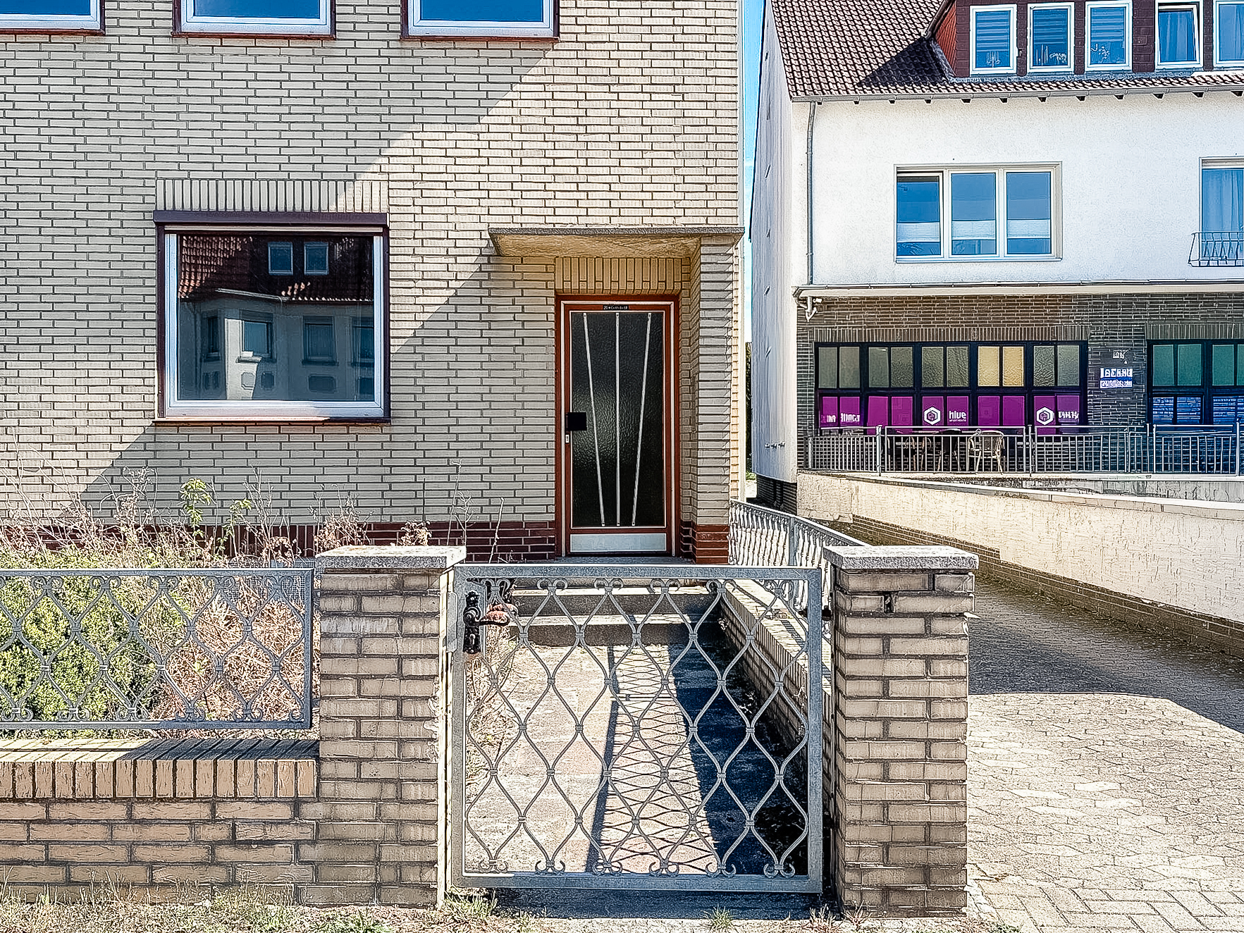 Viel Platz, viel Potenzial: Zweifamilienhaus mit Garten in Giesen - Ansicht