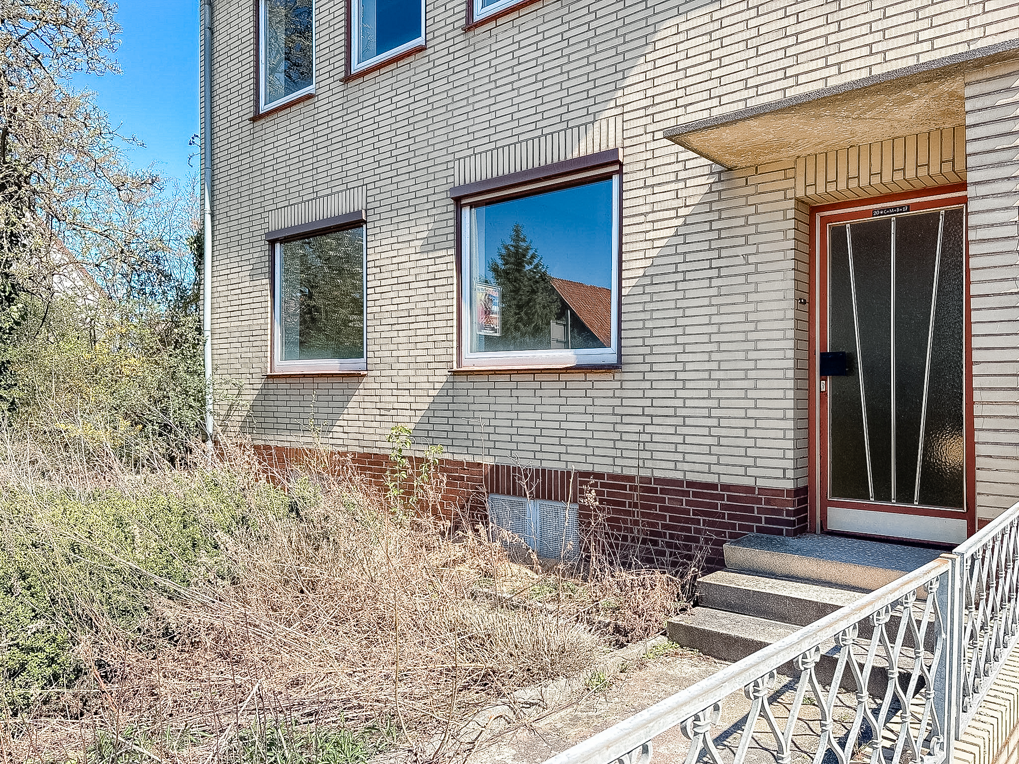 Viel Platz, viel Potenzial: Zweifamilienhaus mit Garten in Giesen - Ansicht