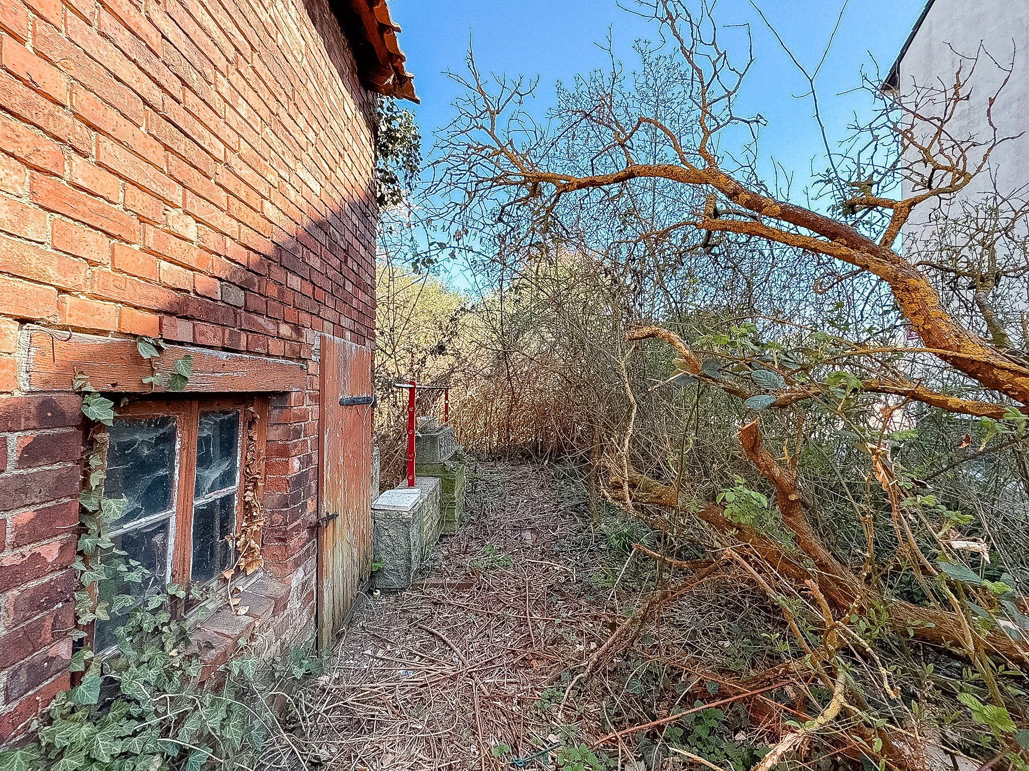 Viel Platz, viel Potenzial: Zweifamilienhaus mit Garten in Giesen - Ansicht