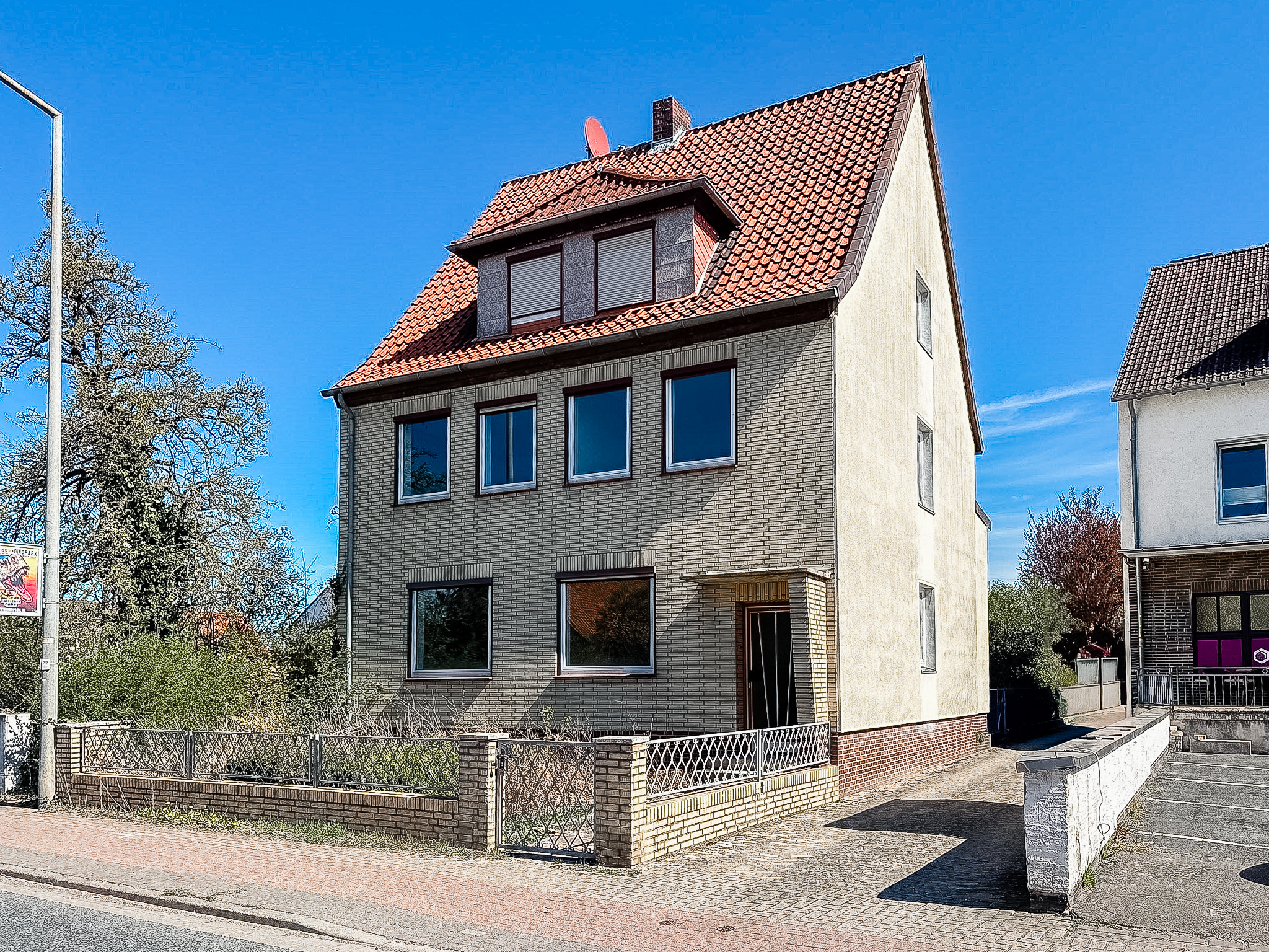 Viel Platz, viel Potenzial: Zweifamilienhaus mit Garten in Giesen - Ansicht