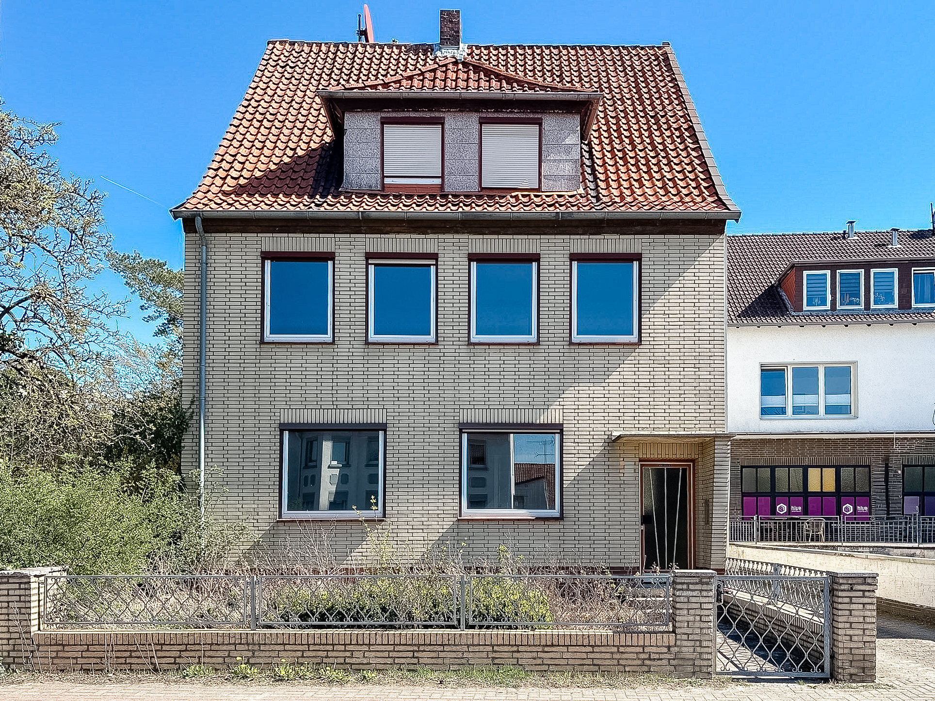 Viel Platz, viel Potenzial: Zweifamilienhaus mit Garten in Giesen - Ansicht