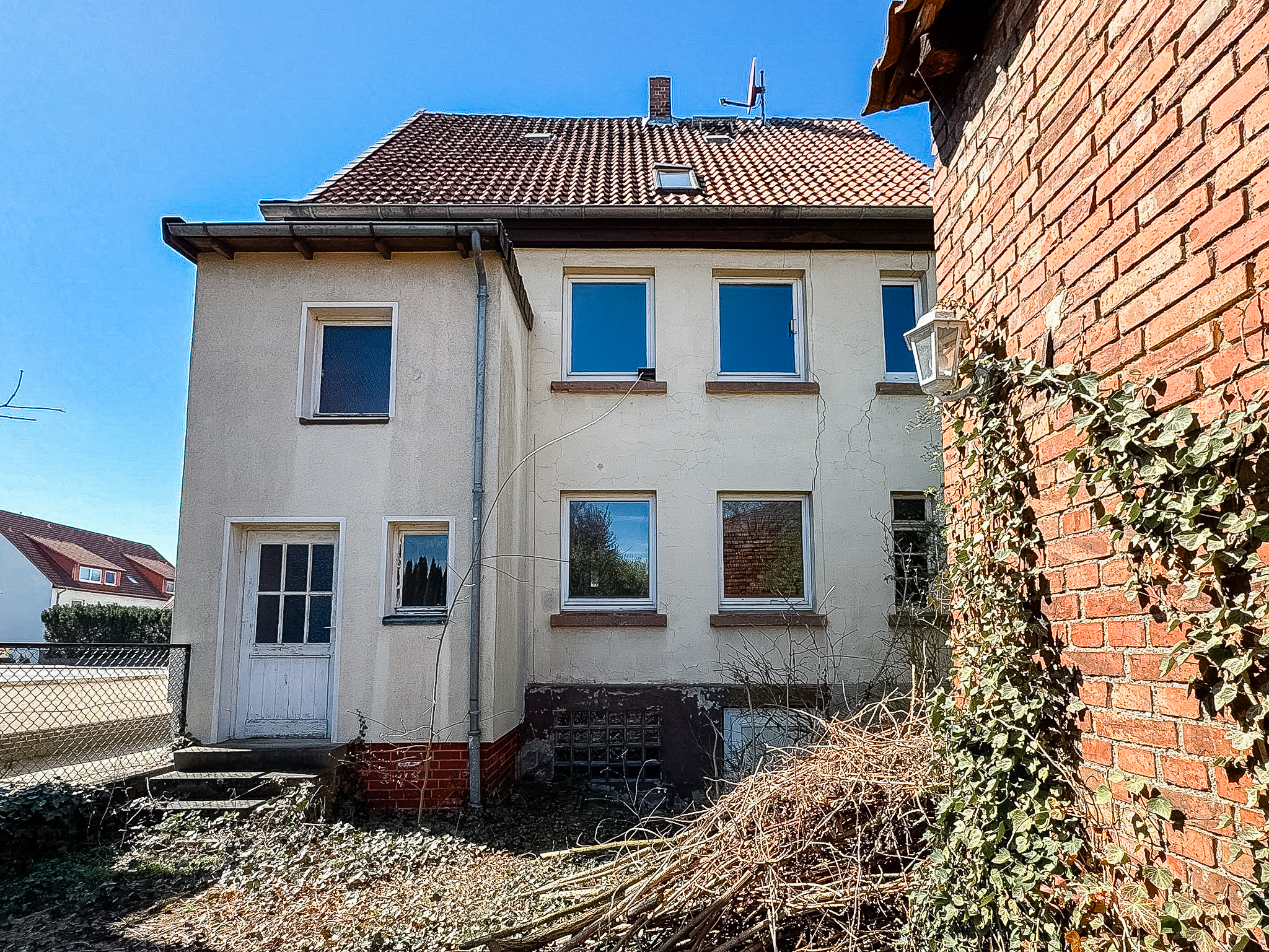 Viel Platz, viel Potenzial: Zweifamilienhaus mit Garten in Giesen - Ansicht