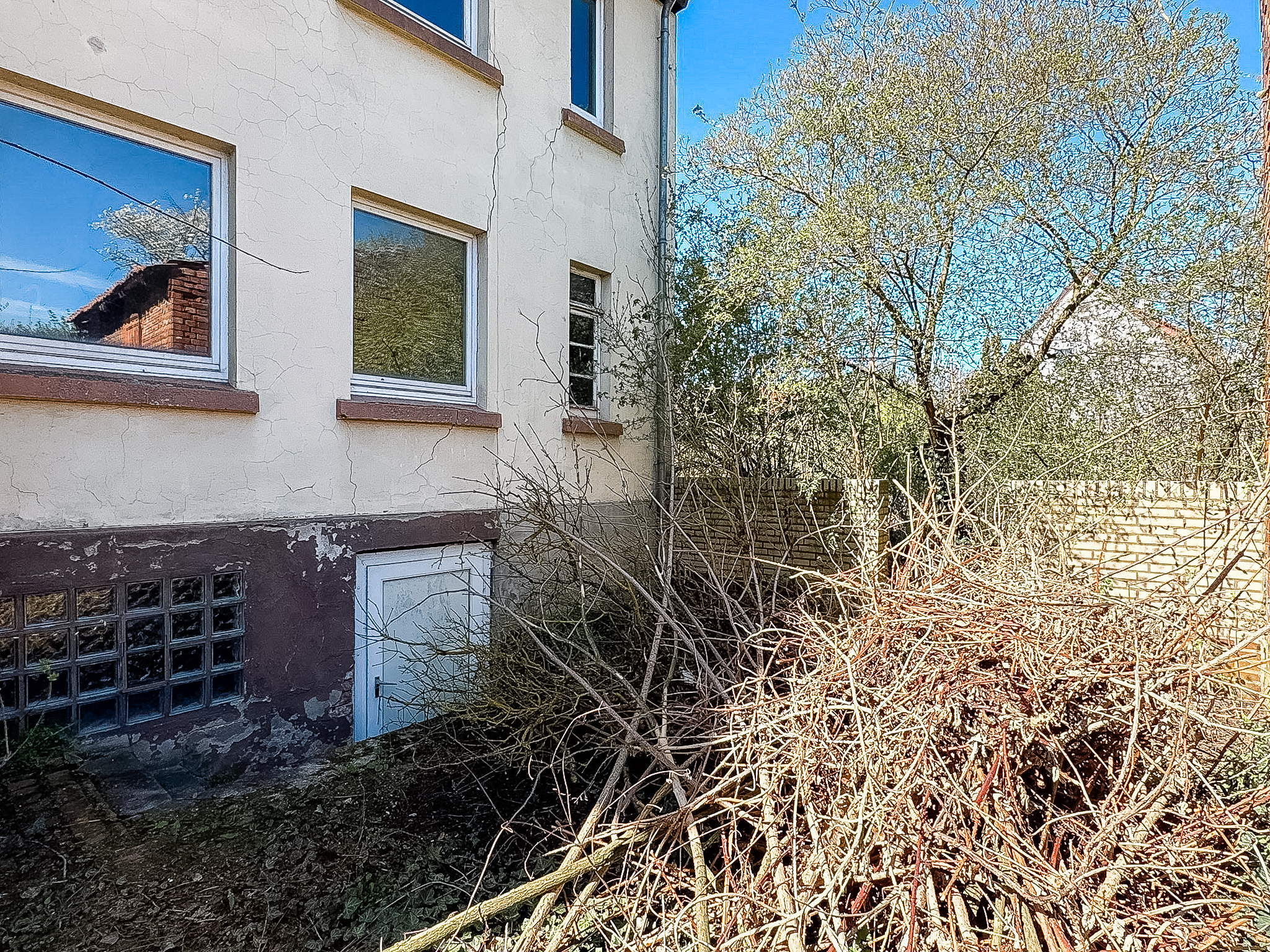 Viel Platz, viel Potenzial: Zweifamilienhaus mit Garten in Giesen - Ansicht