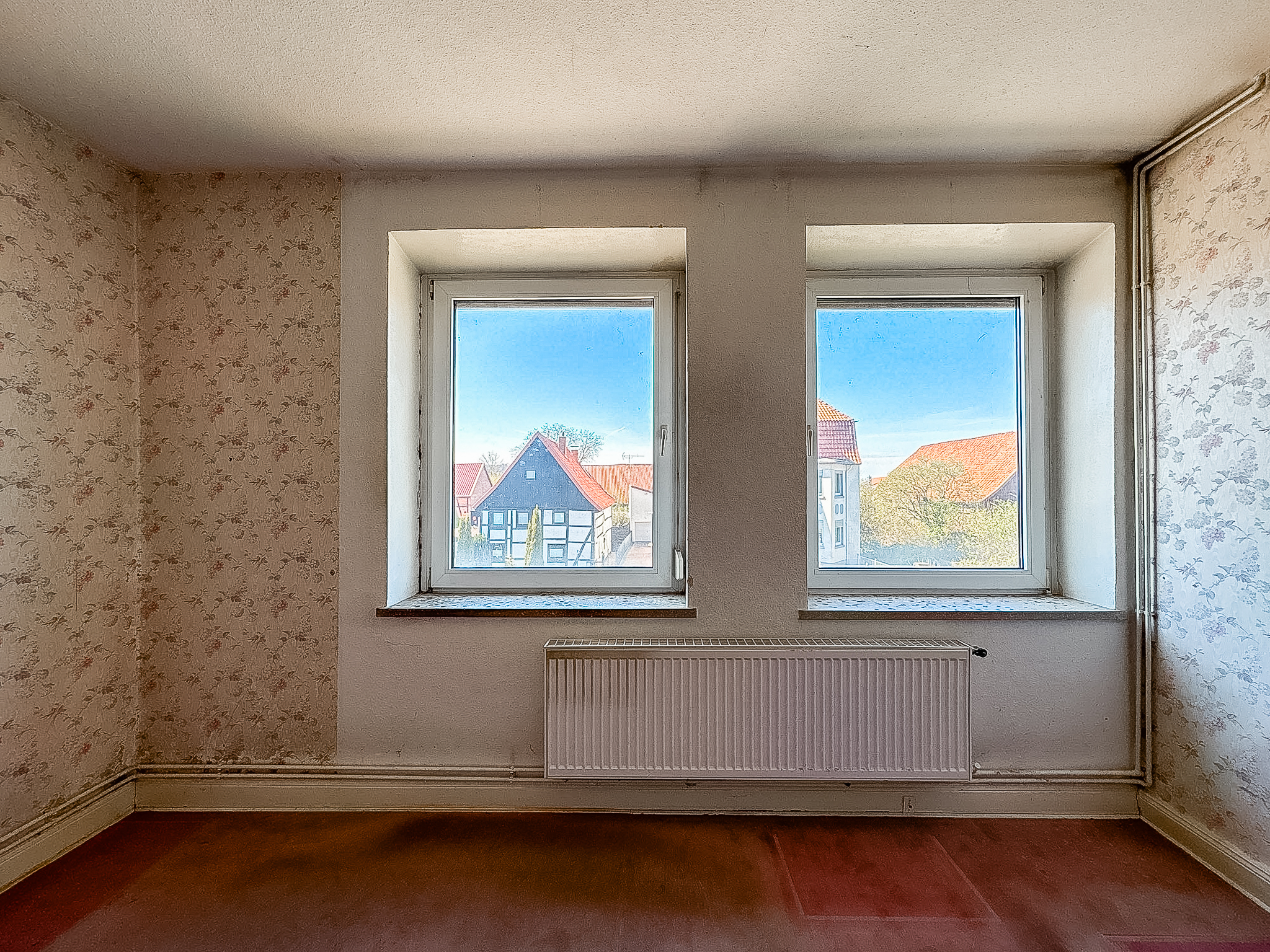 Viel Platz, viel Potenzial: Zweifamilienhaus mit Garten in Giesen - Ansicht