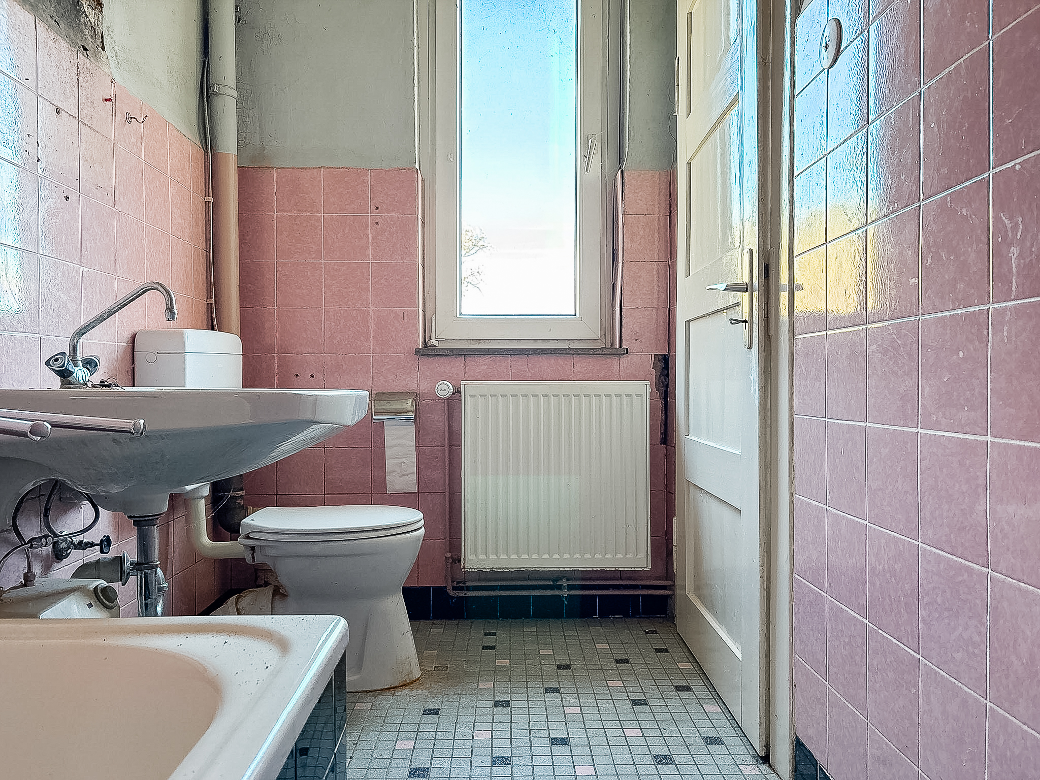 Viel Platz, viel Potenzial: Zweifamilienhaus mit Garten in Giesen - Ansicht