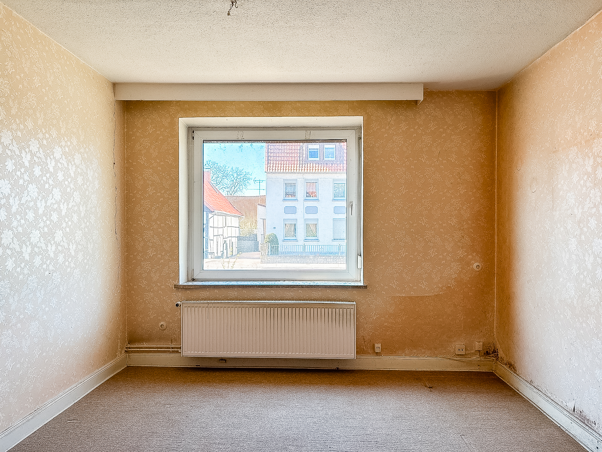 Viel Platz, viel Potenzial: Zweifamilienhaus mit Garten in Giesen - Ansicht