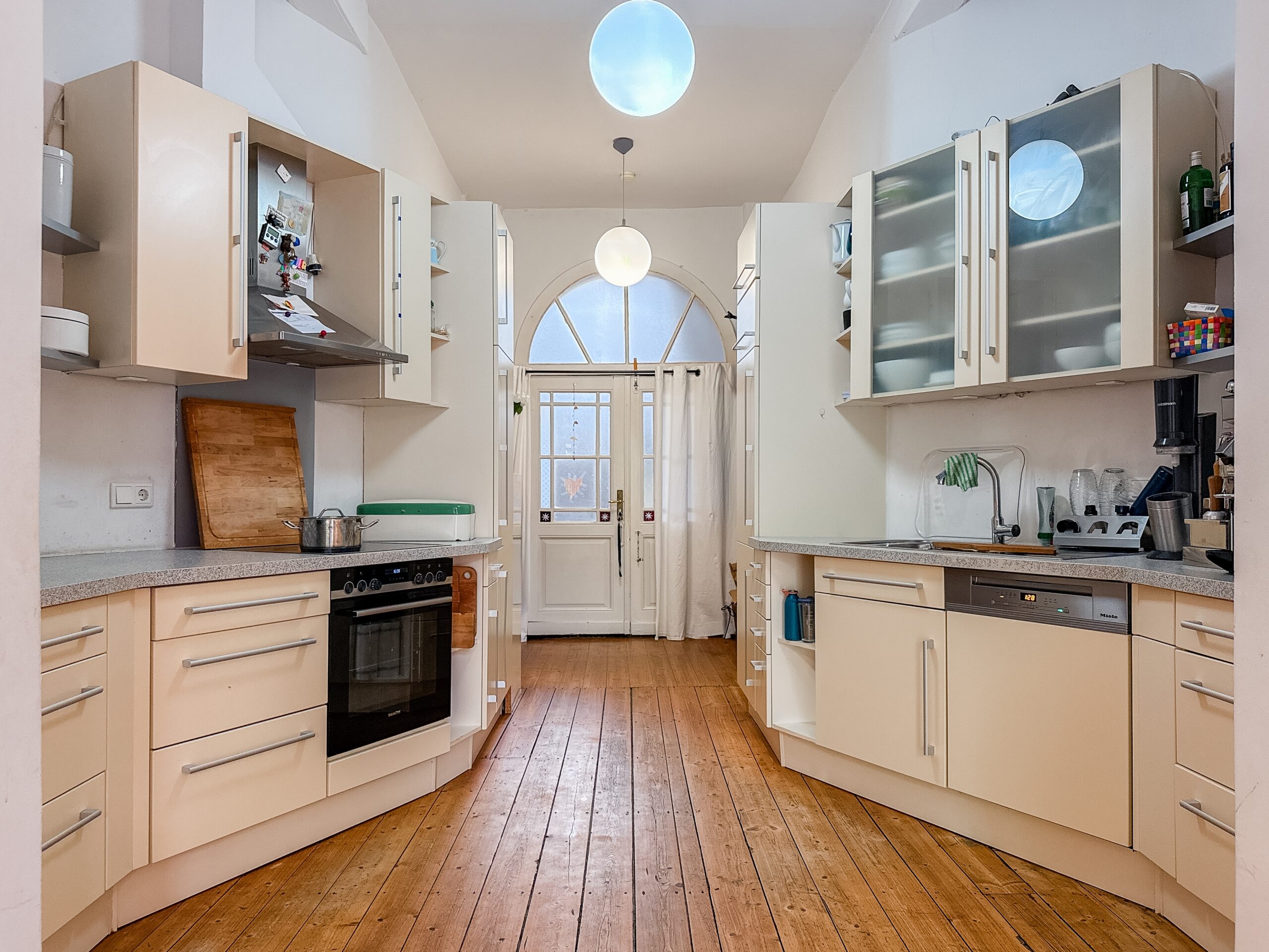 Denkmalgeschützte 5-Zimmer-Wohnung mit Balkon und attraktiven Mieteinnahmen - Ansicht