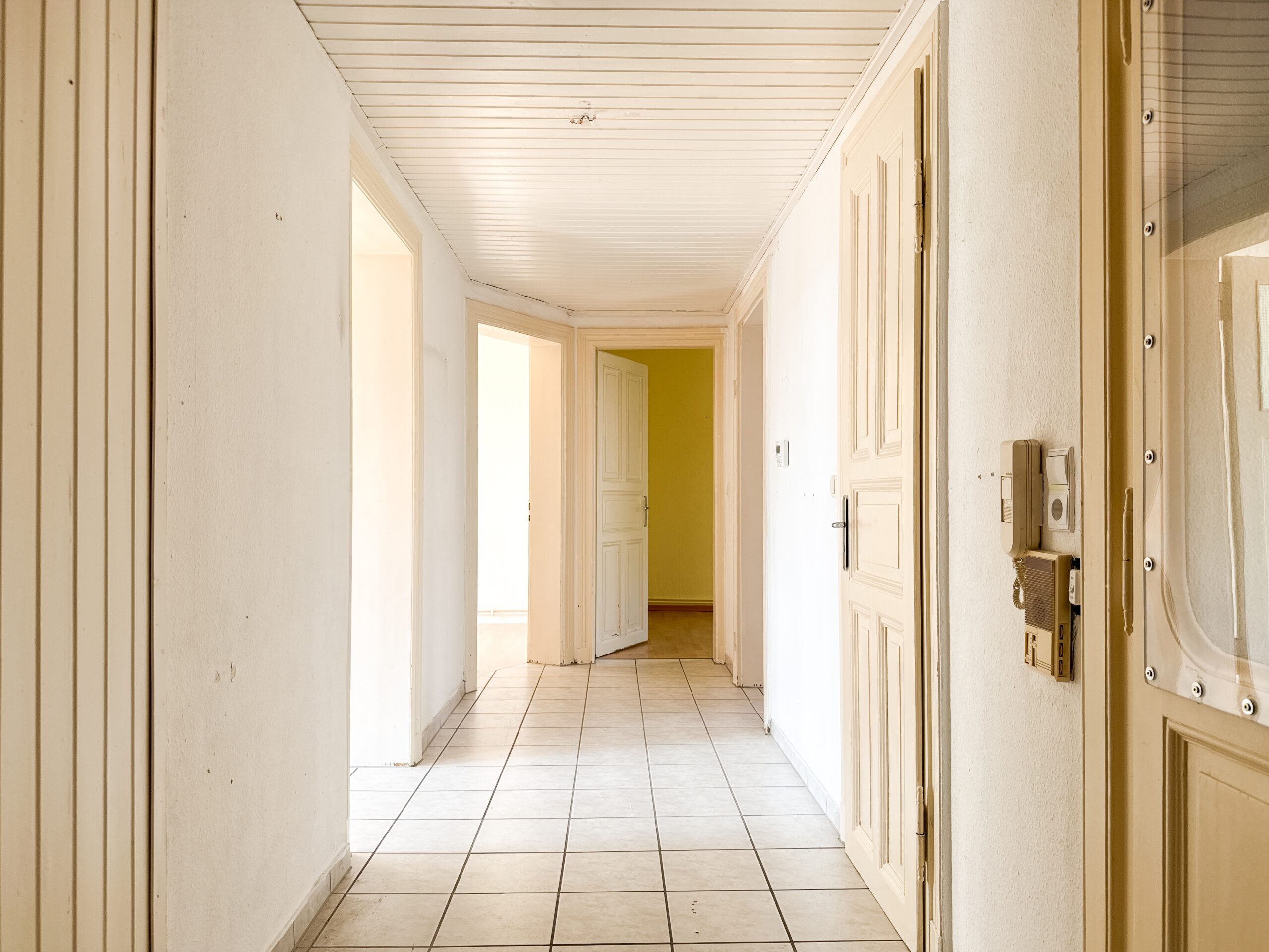 Charmante Eigentumswohnung mit Kamin und Balkon im 1. Obergeschoss - Ansicht