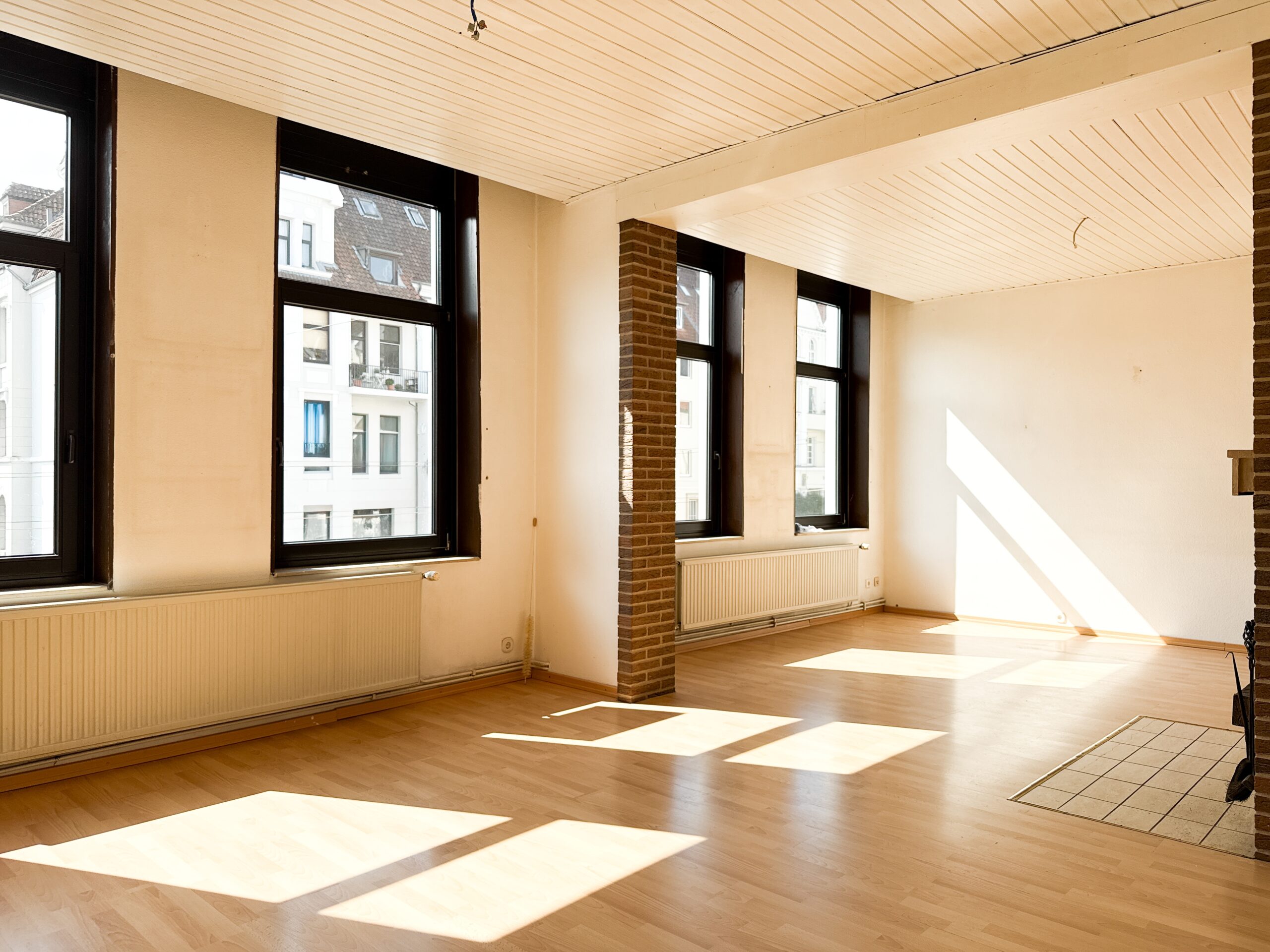 Charmante Eigentumswohnung mit Kamin und Balkon im 1. Obergeschoss - Ansicht