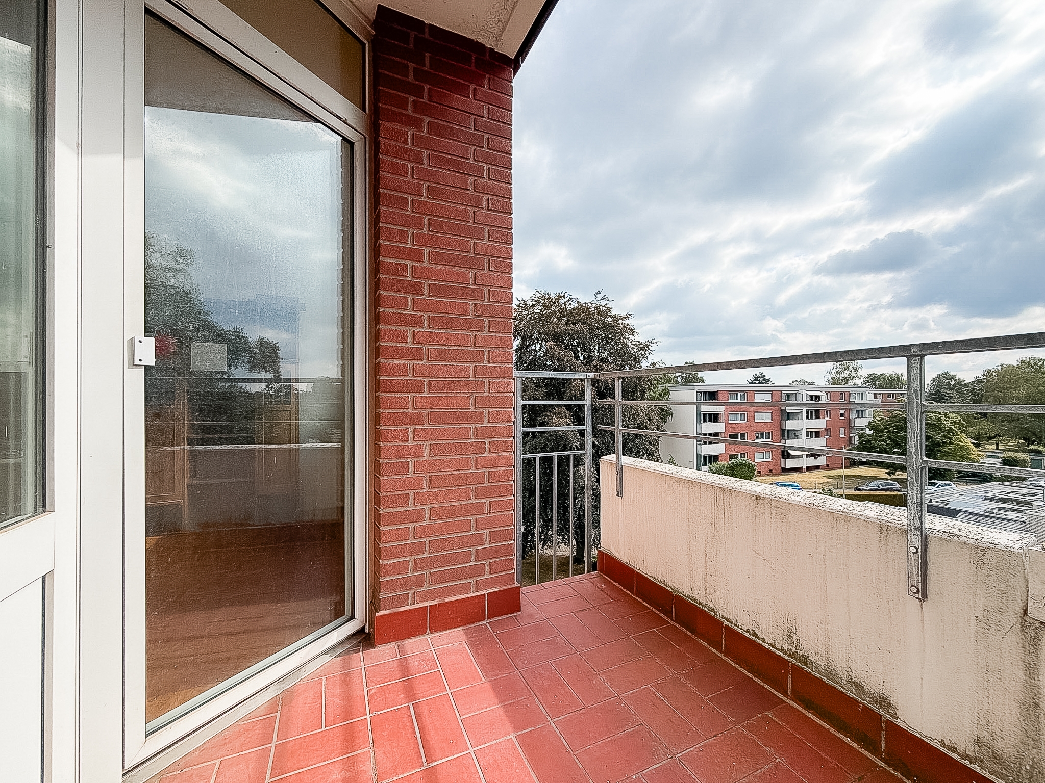 Gestaltungspotenzial im 3. Obergeschoss – 2 Zimmer mit Loggia und Garage - Ansicht