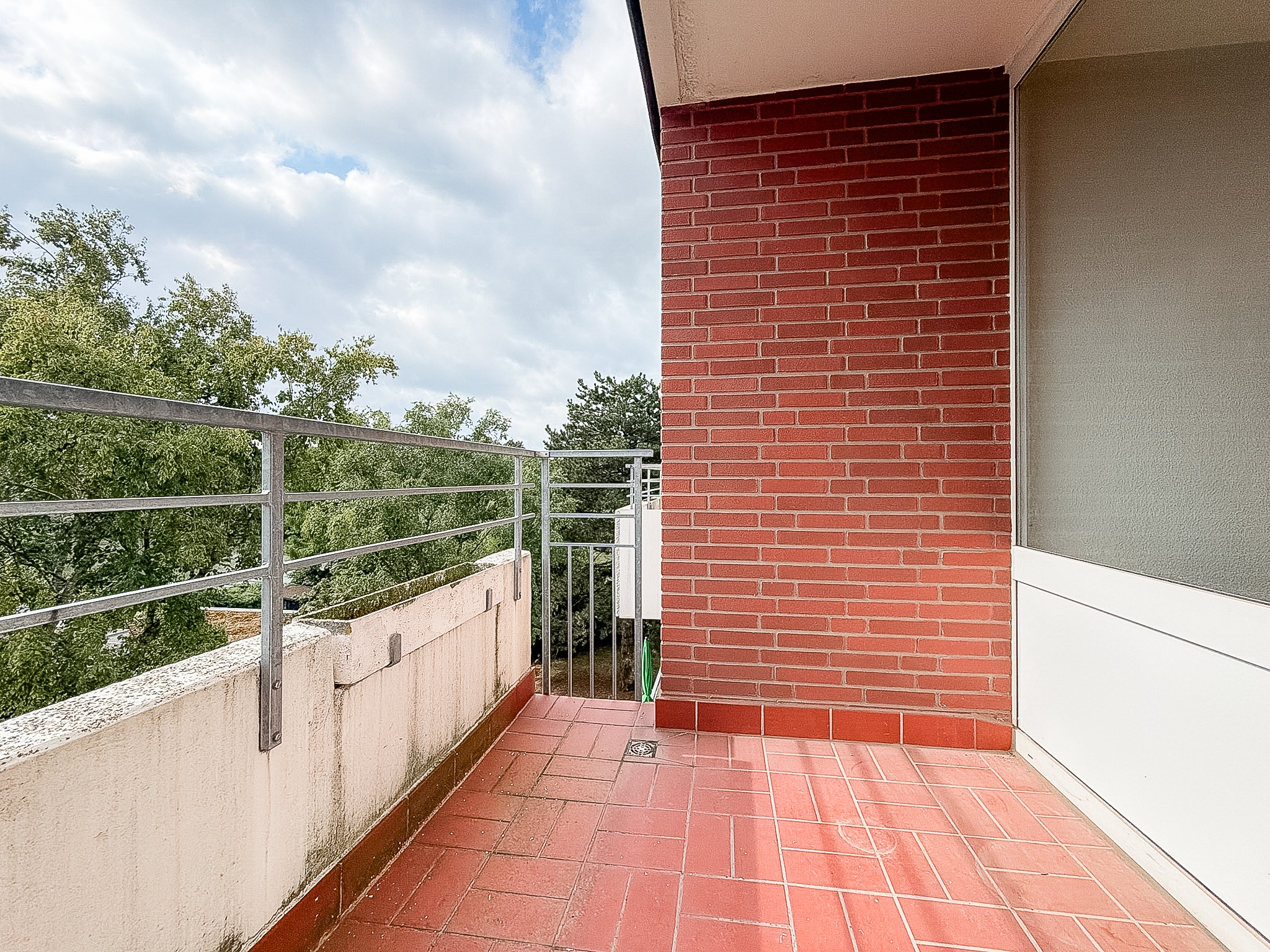 Gestaltungspotenzial im 3. Obergeschoss – 2 Zimmer mit Loggia und Garage - Ansicht