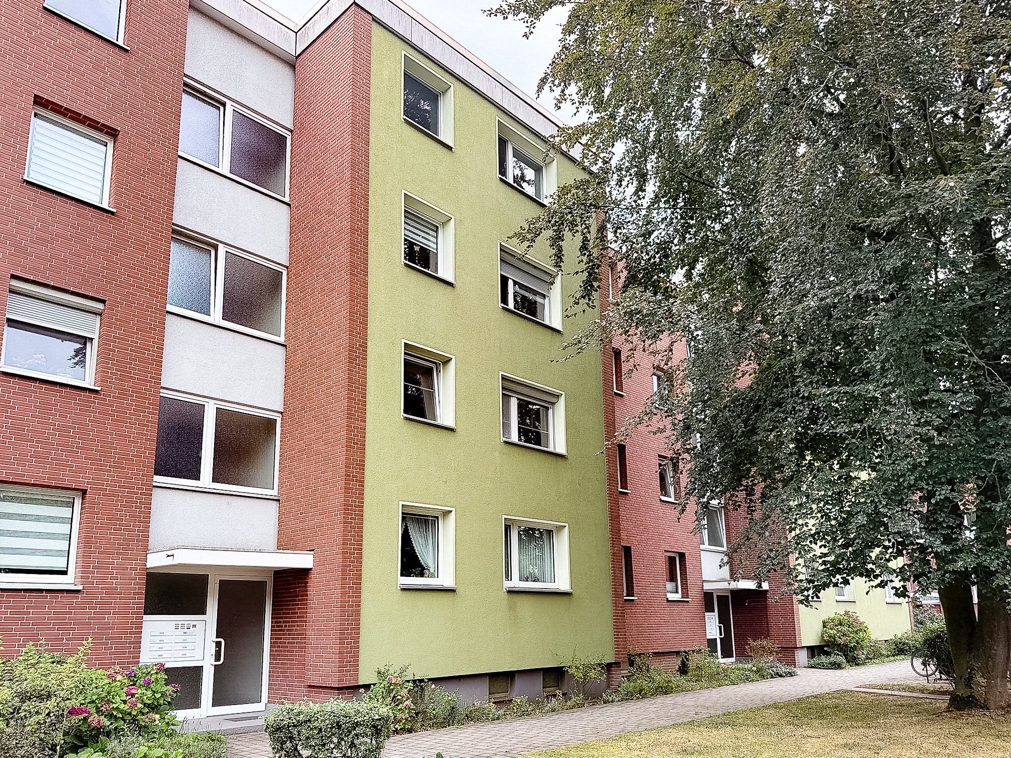 Gestaltungspotenzial im 3. Obergeschoss – 2 Zimmer mit Loggia und Garage - Ansicht