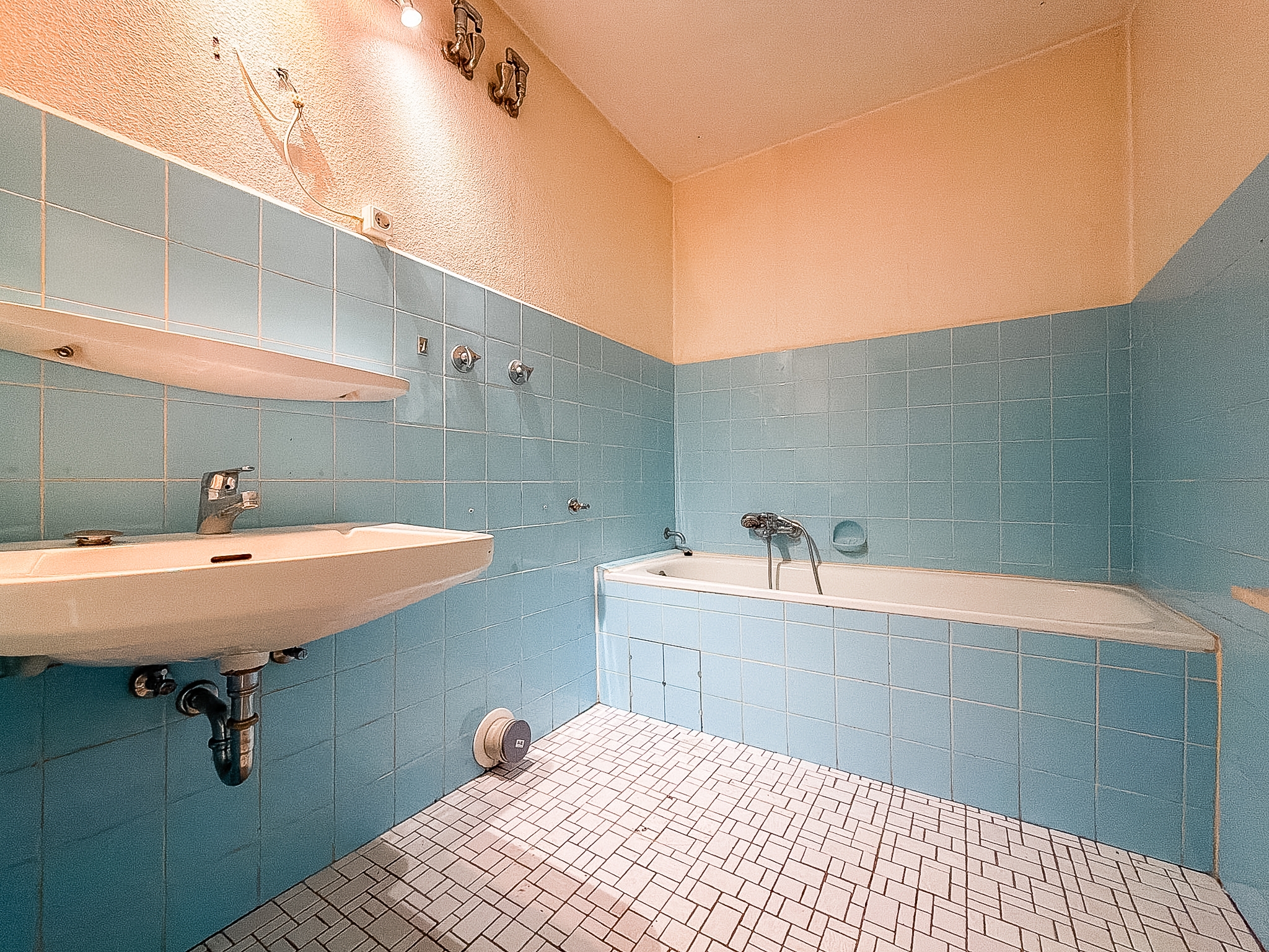 Gestaltungspotenzial im 3. Obergeschoss – 2 Zimmer mit Loggia und Garage - Ansicht