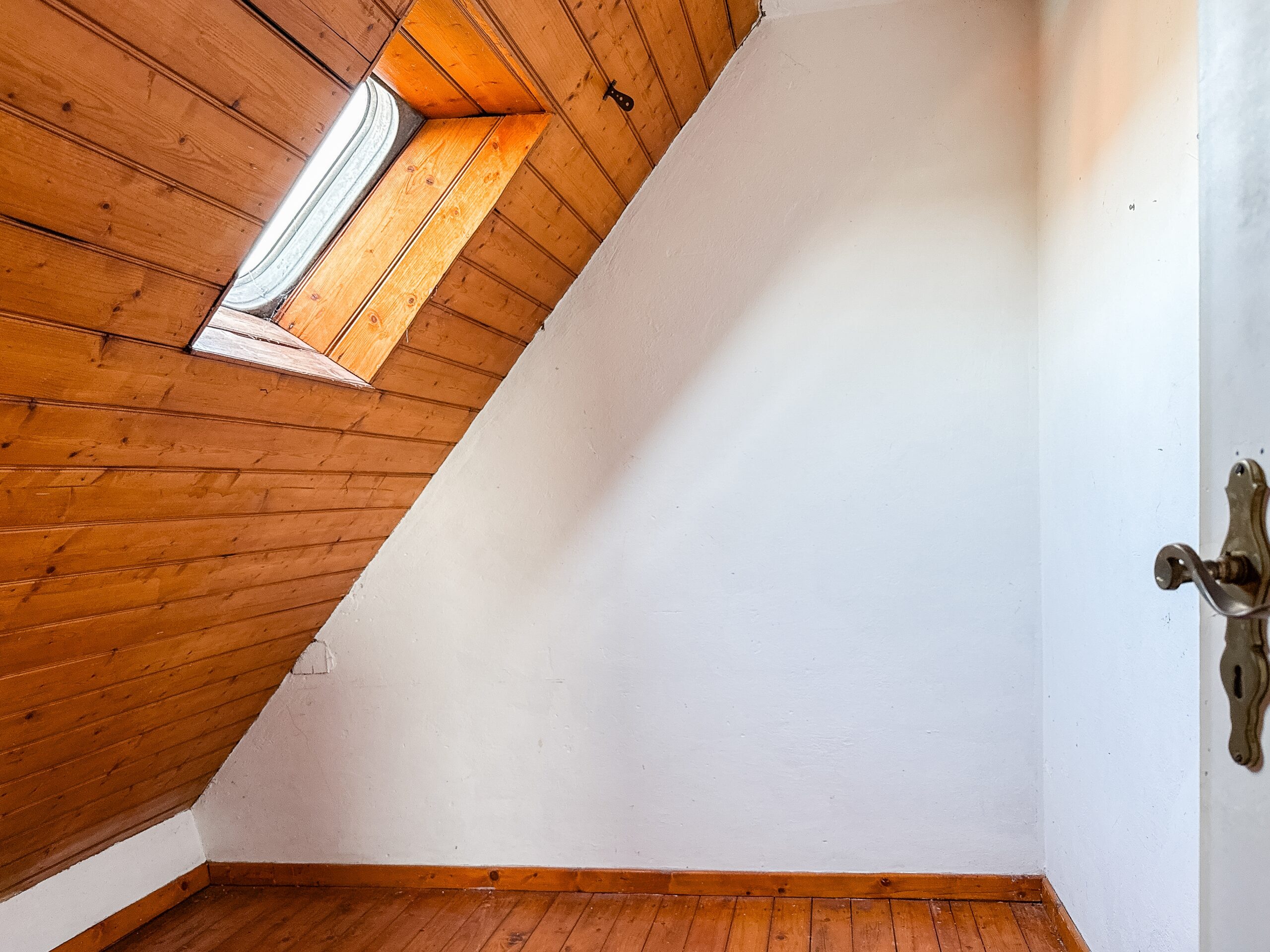 Zweiparteienhaus mit Entwicklungspotenzial – Eigennutzung, Vermietung oder Neubau - Ansicht