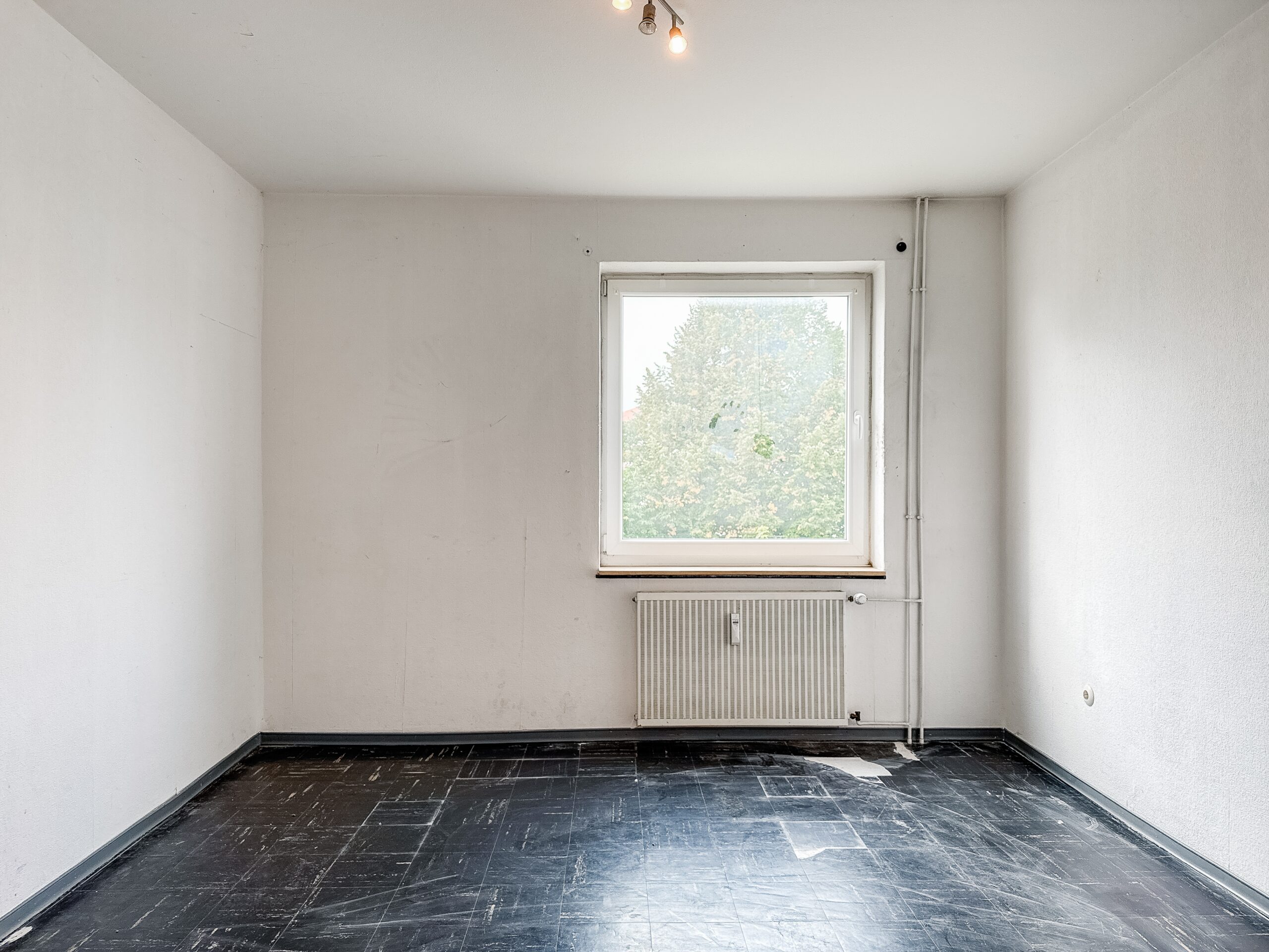 Sanierungsbedürftige 2-Zimmer-Wohnung mit Südbalkon auf Erbbaugrundstück - Ansicht