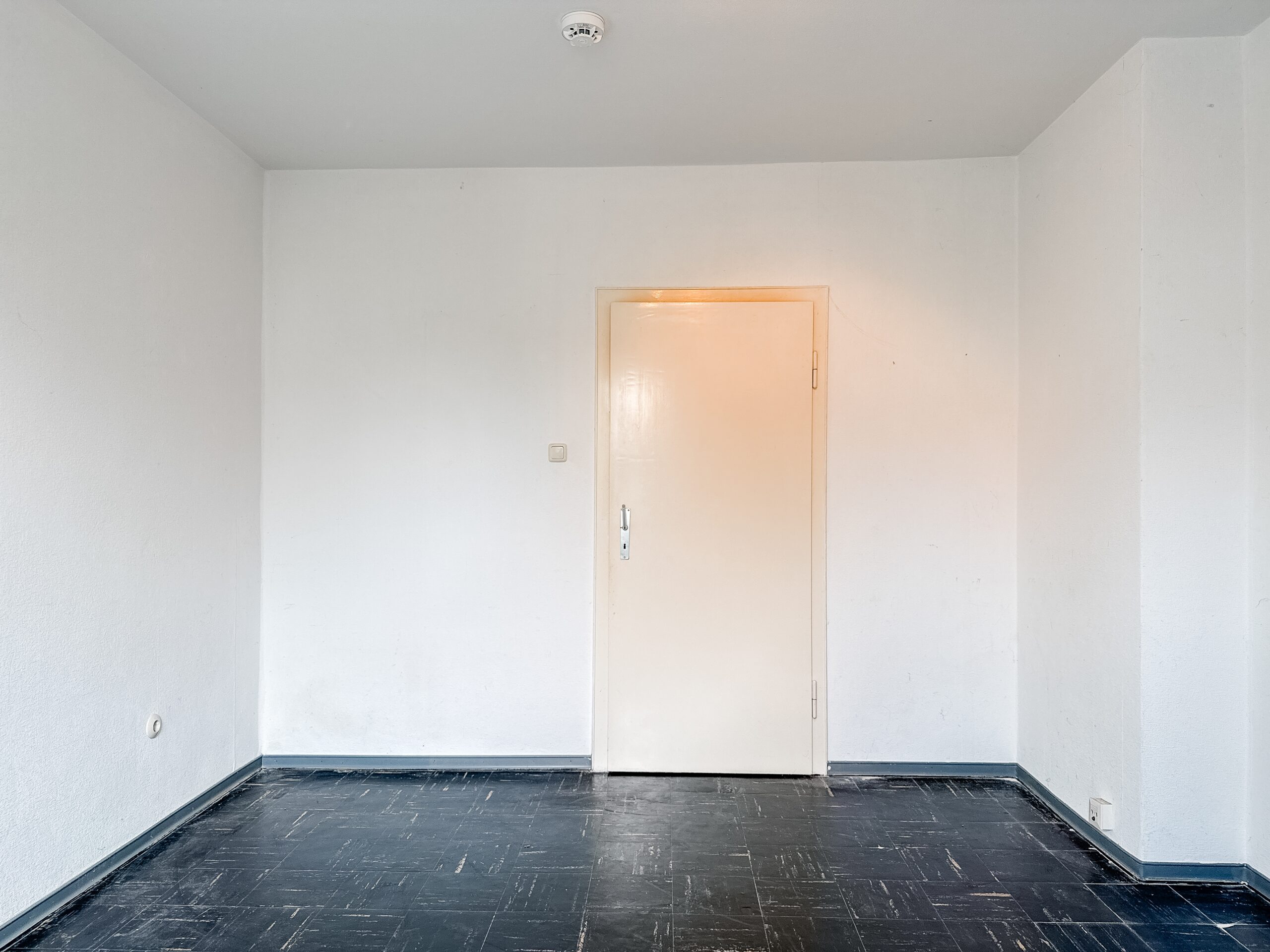 Sanierungsbedürftige 2-Zimmer-Wohnung mit Südbalkon auf Erbbaugrundstück - Ansicht