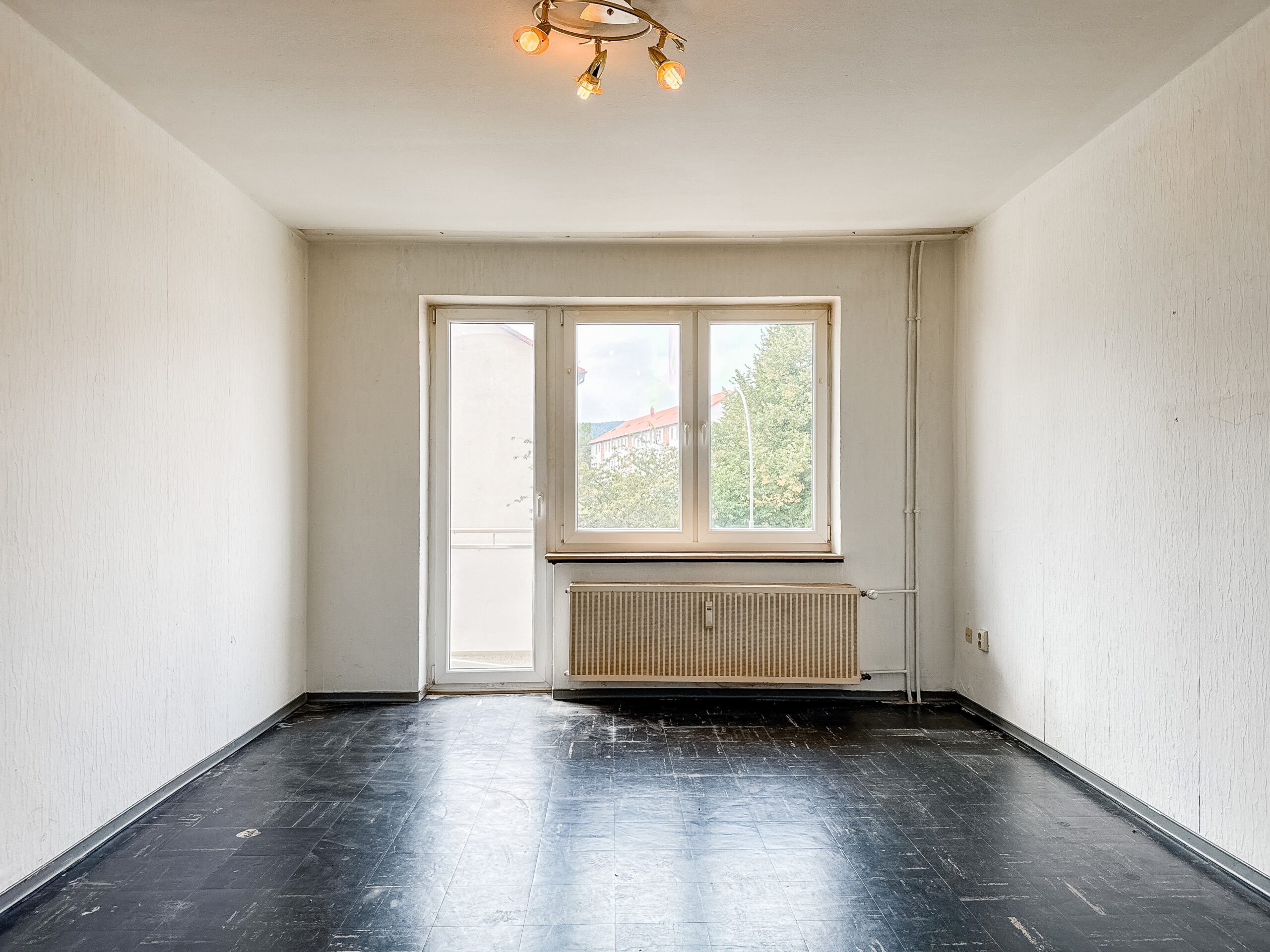 Sanierungsbedürftige 2-Zimmer-Wohnung mit Südbalkon auf Erbbaugrundstück - Ansicht