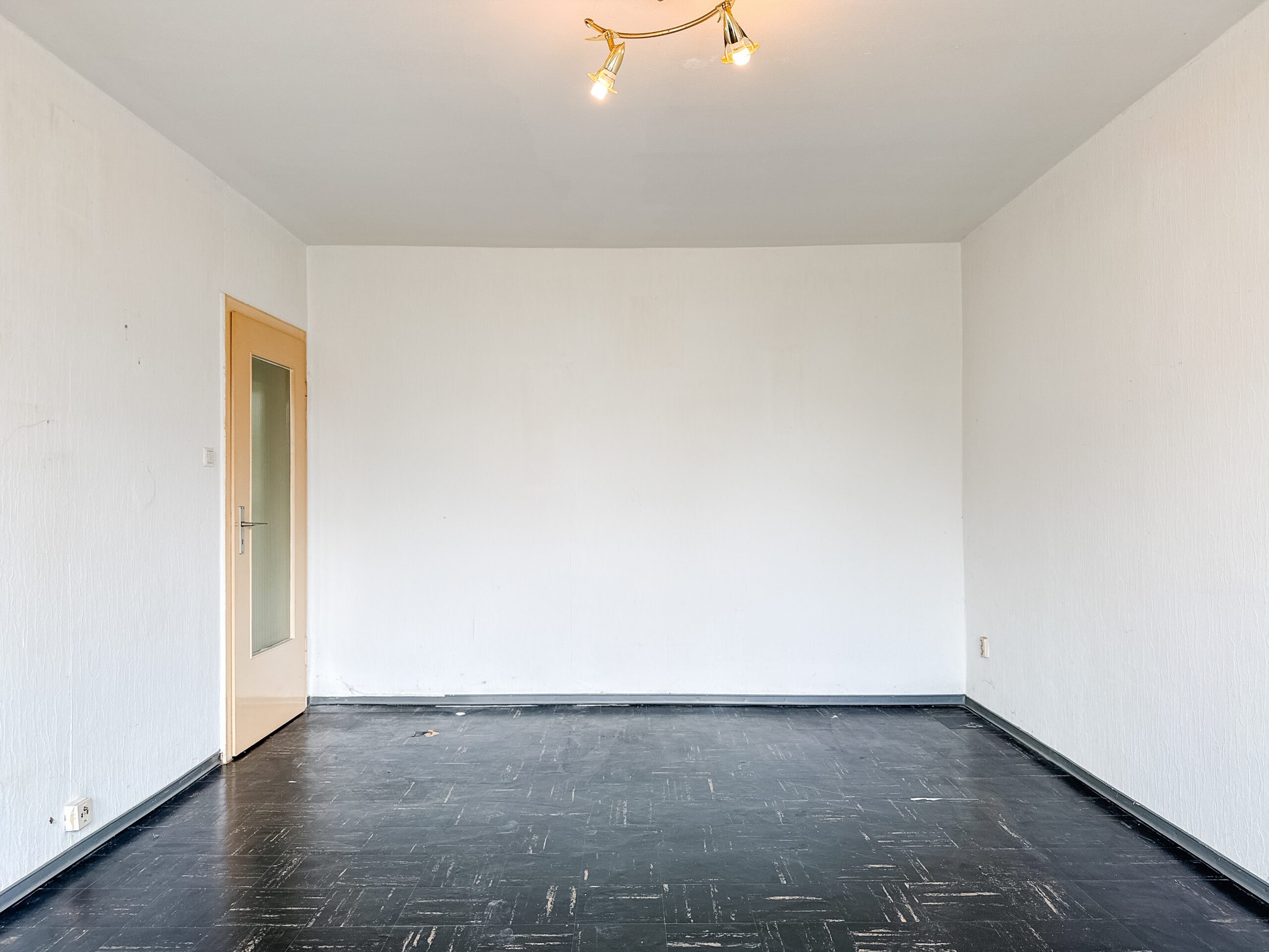 Sanierungsbedürftige 2-Zimmer-Wohnung mit Südbalkon auf Erbbaugrundstück - Ansicht