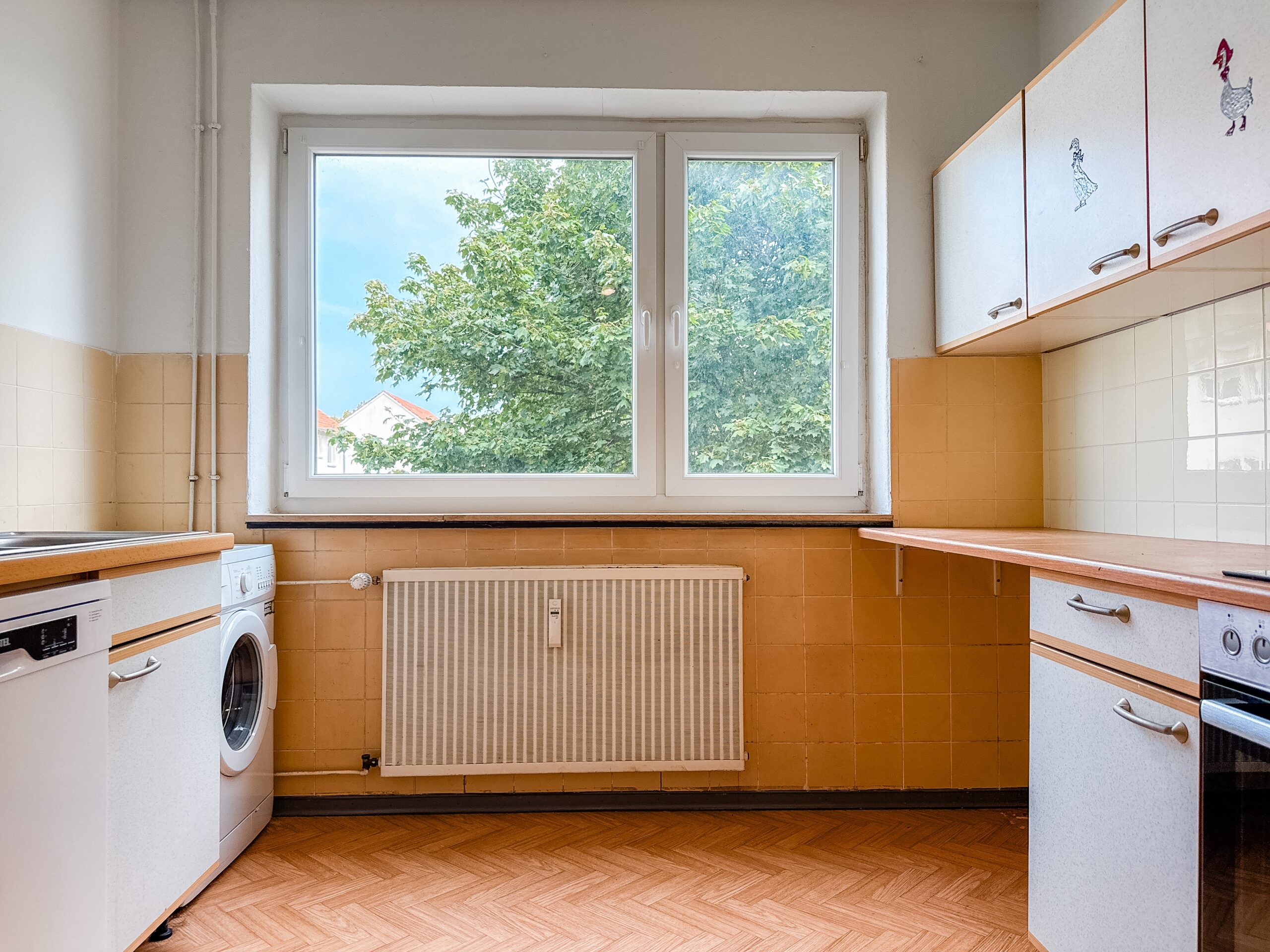Sanierungsbedürftige 2-Zimmer-Wohnung mit Südbalkon auf Erbbaugrundstück - Ansicht