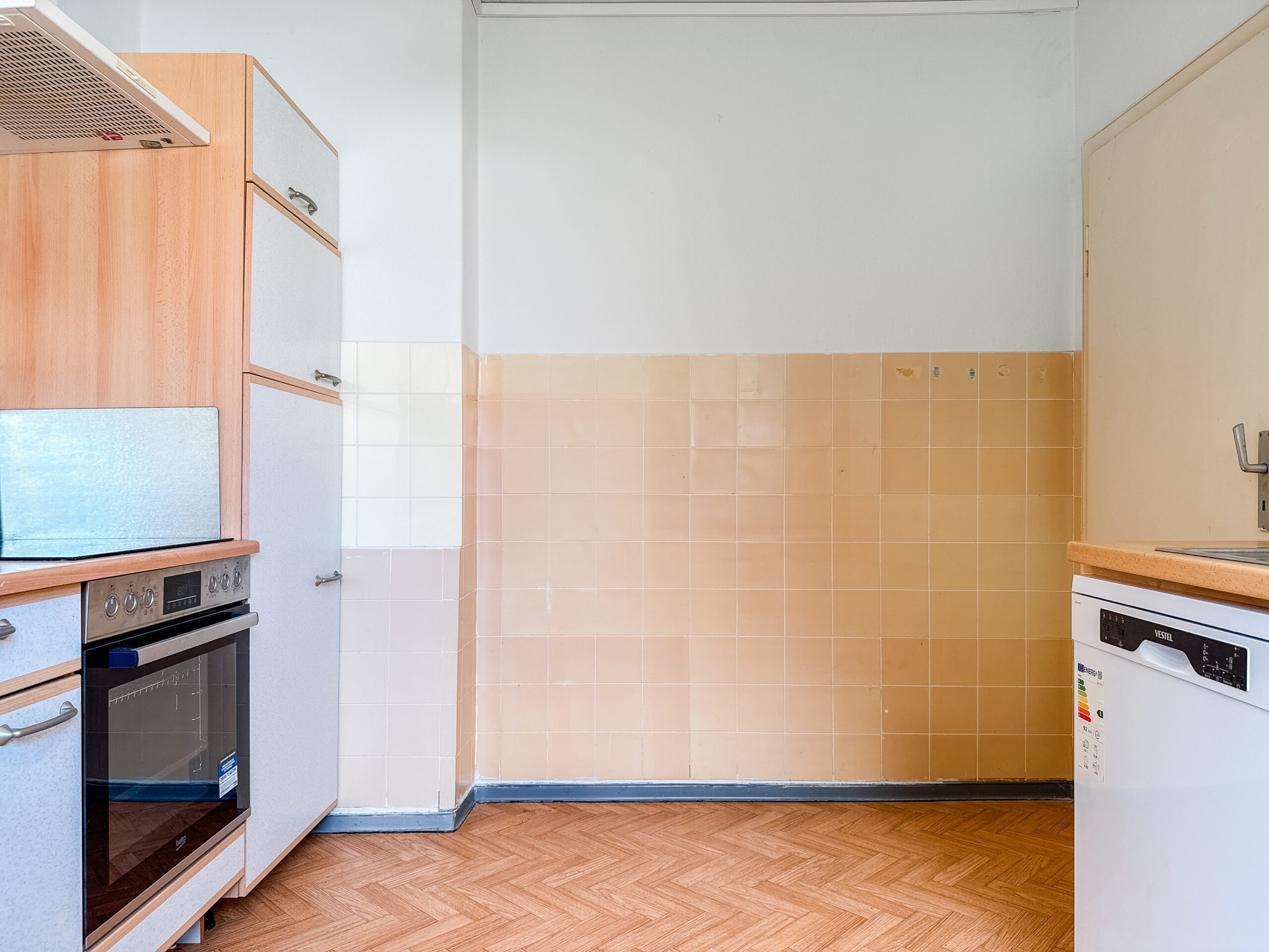 Sanierungsbedürftige 2-Zimmer-Wohnung mit Südbalkon auf Erbbaugrundstück - Ansicht