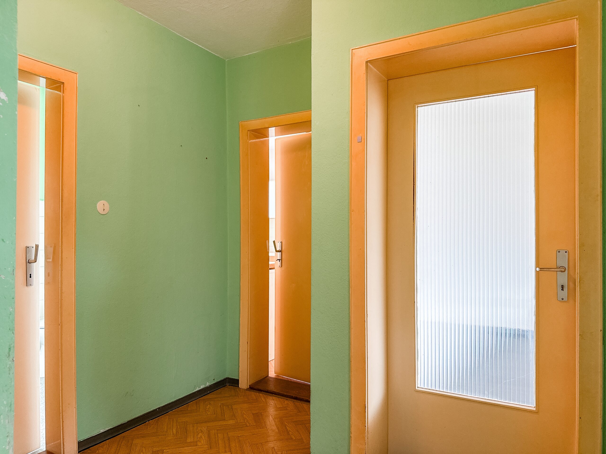 Sanierungsbedürftige 2-Zimmer-Wohnung mit Südbalkon auf Erbbaugrundstück - Ansicht