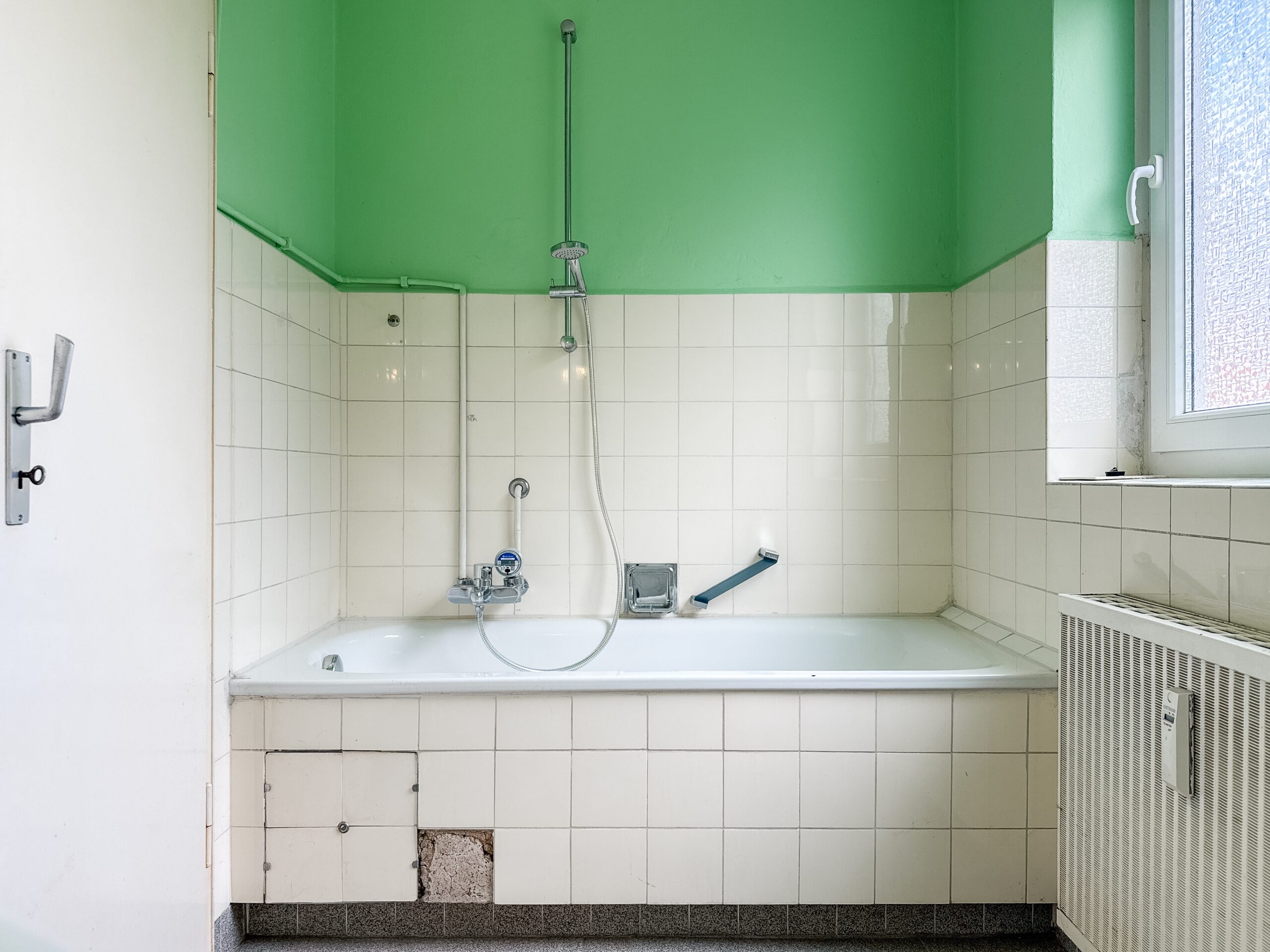 Sanierungsbedürftige 2-Zimmer-Wohnung mit Südbalkon auf Erbbaugrundstück - Ansicht