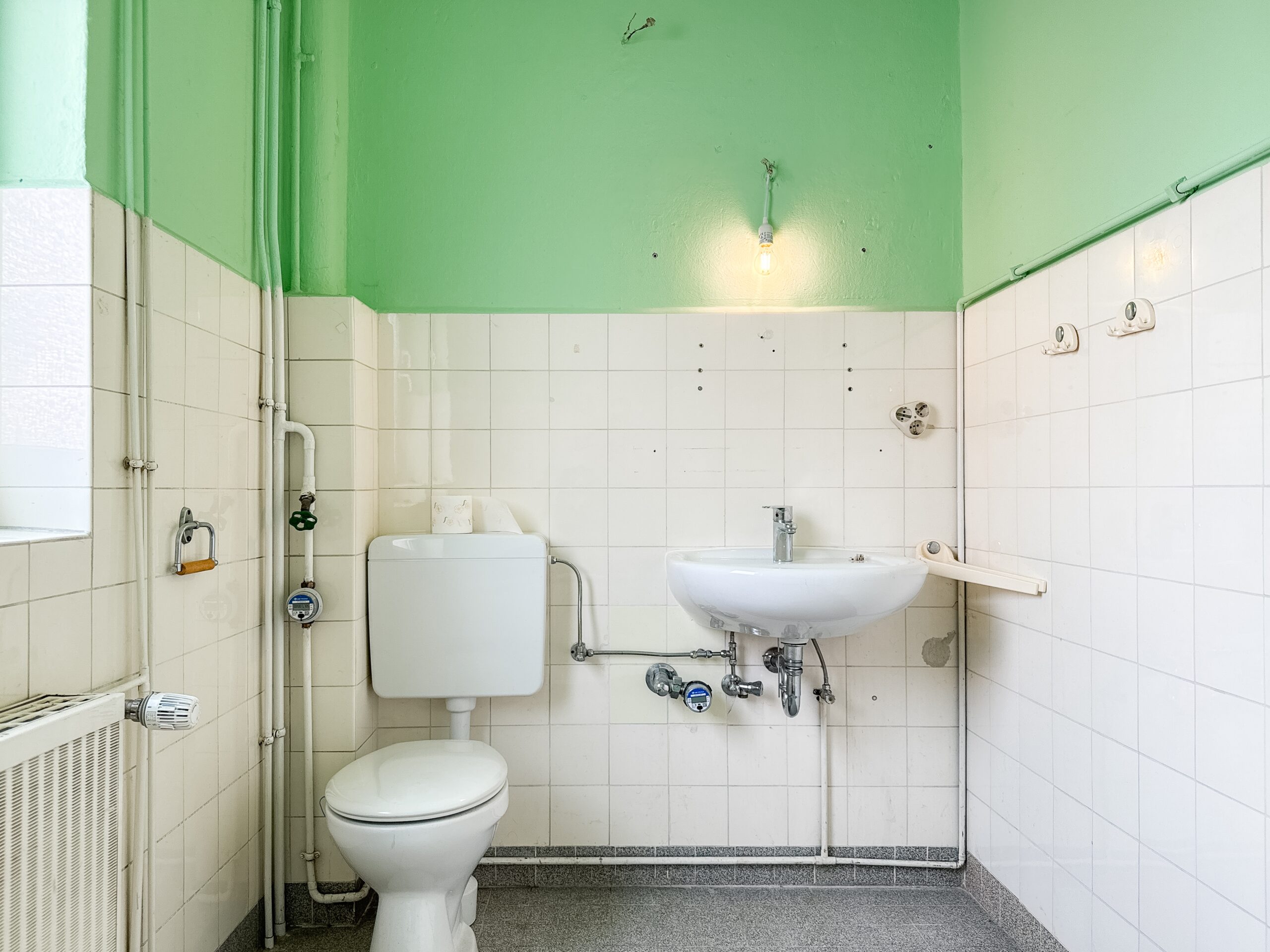 Sanierungsbedürftige 2-Zimmer-Wohnung mit Südbalkon auf Erbbaugrundstück - Ansicht