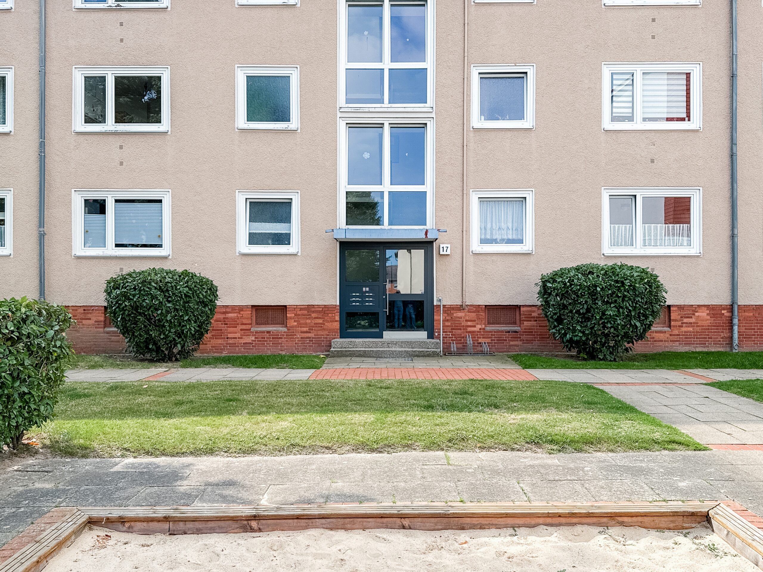 Sanierungsbedürftige 2-Zimmer-Wohnung mit Südbalkon auf Erbbaugrundstück - Ansicht