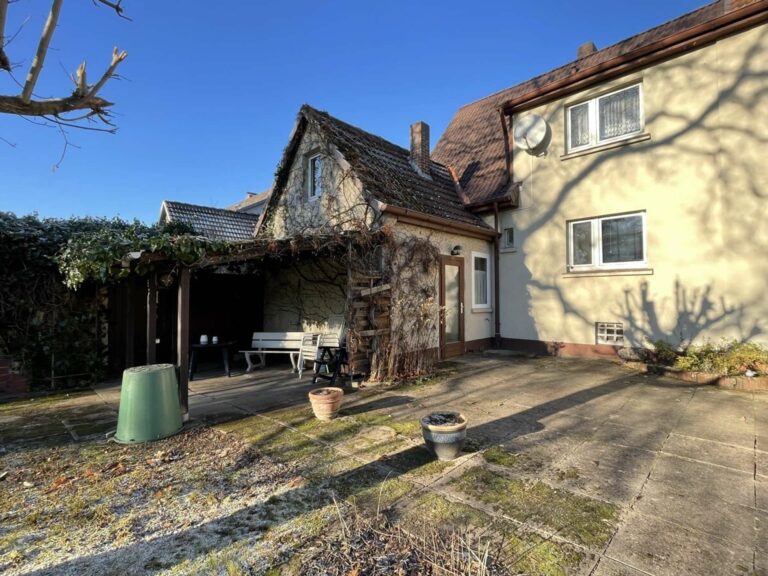 Liebebedürftige Doppelhaushälfte mit tollem Grundriss für Familien