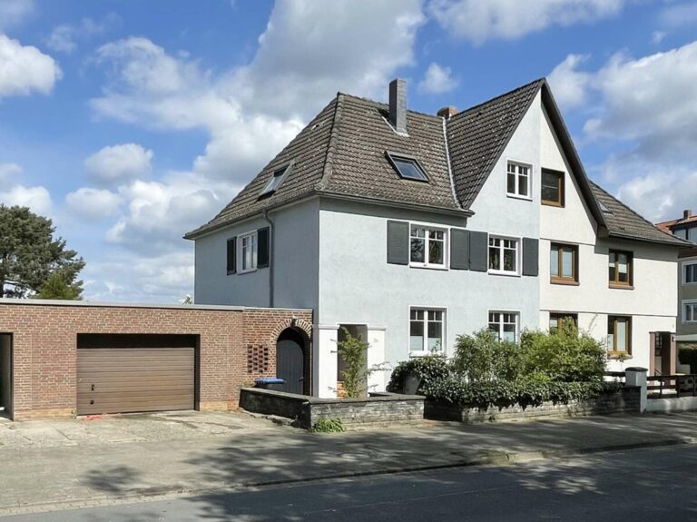 Zu entdecken: Mehrfamilienhaus für Anleger oder Mehrgenerationenhaus für Großfamilien!