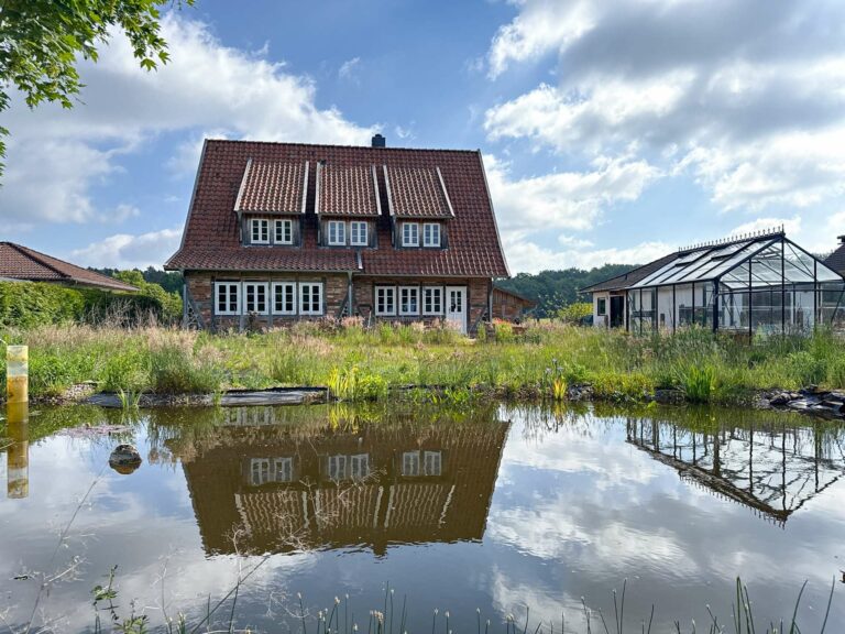 Wohnen mit Stil: Fachwerkhaus im Grünen sucht neue Besitzer zum Verlieben