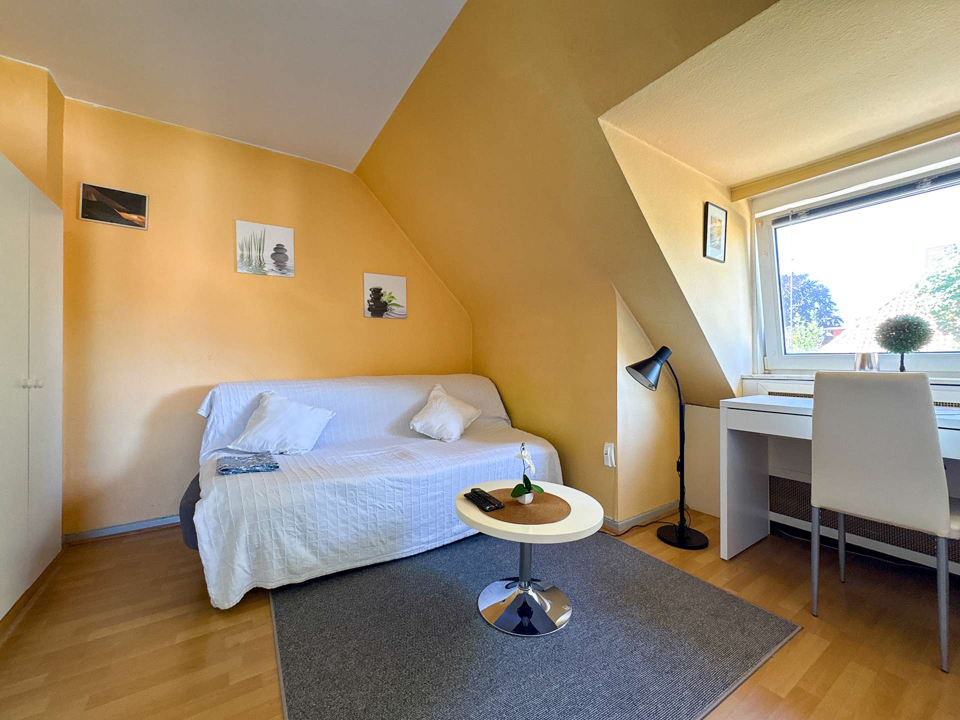 Wohn- und Schlafzimmer